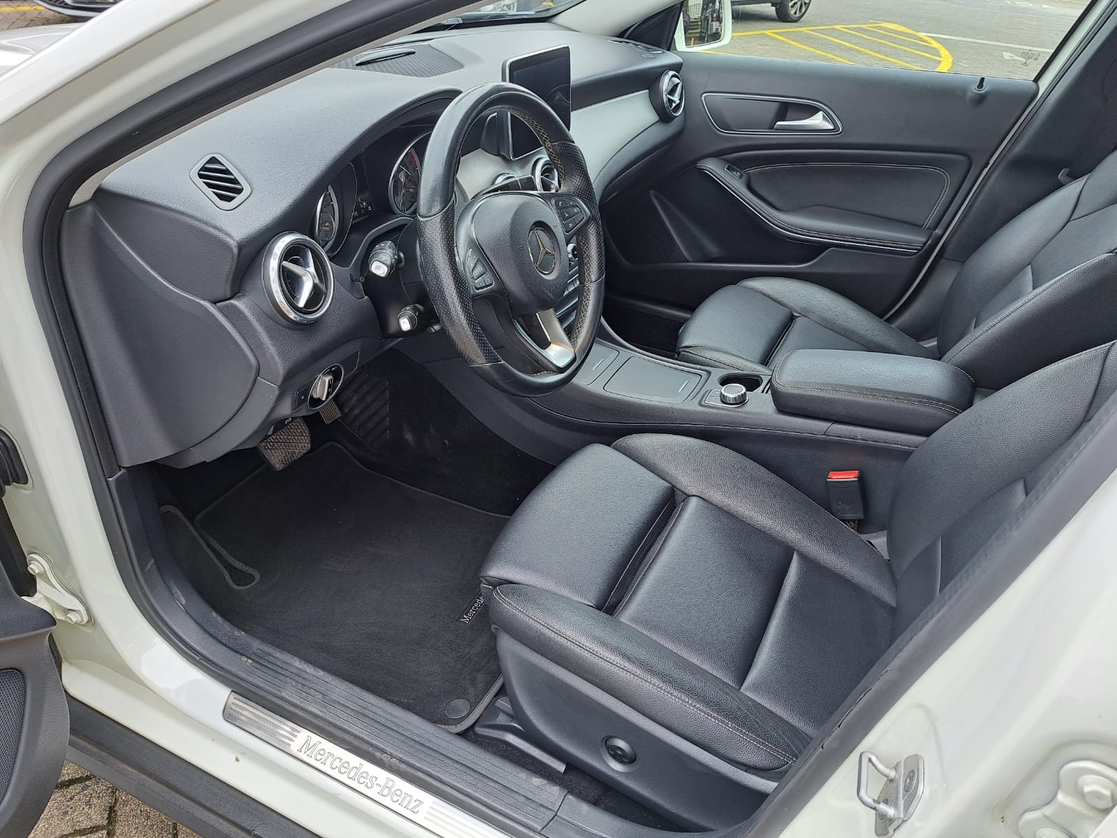 MERCEDES BENZ GLA200