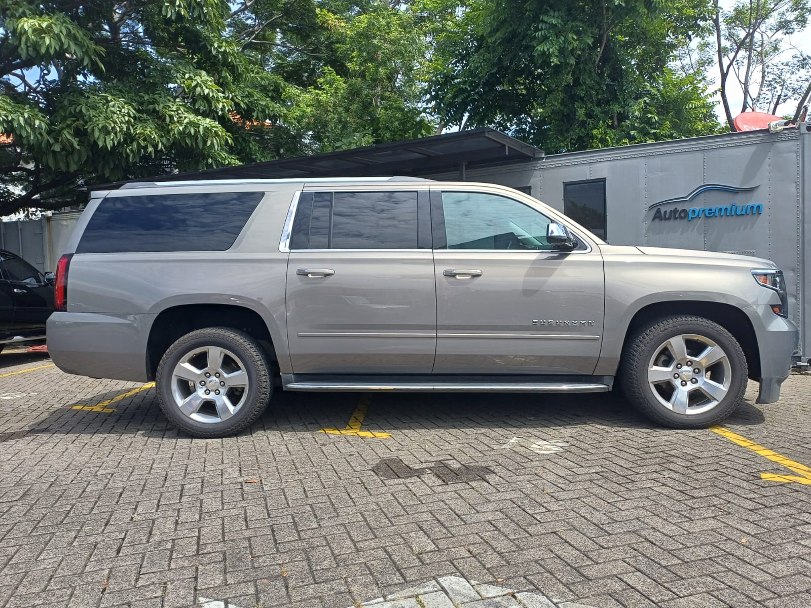 CHEVROLET SUBURBAN