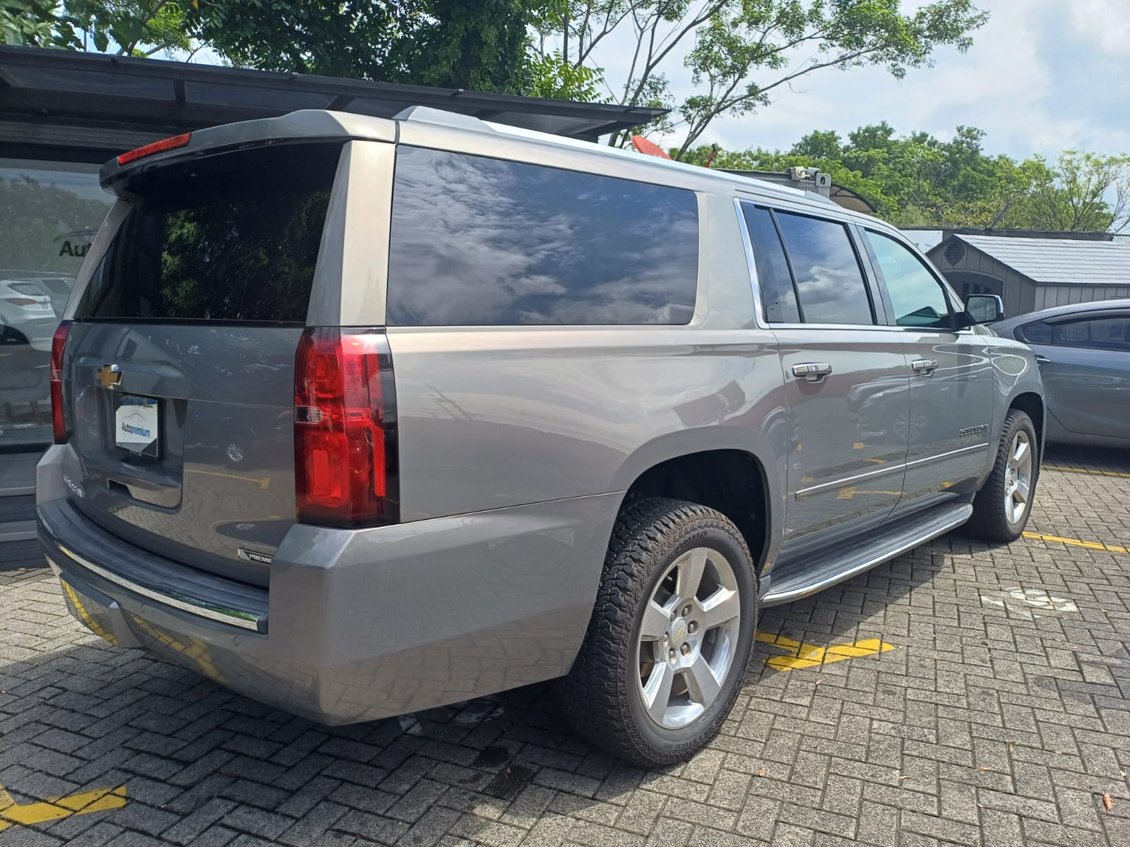 CHEVROLET SUBURBAN