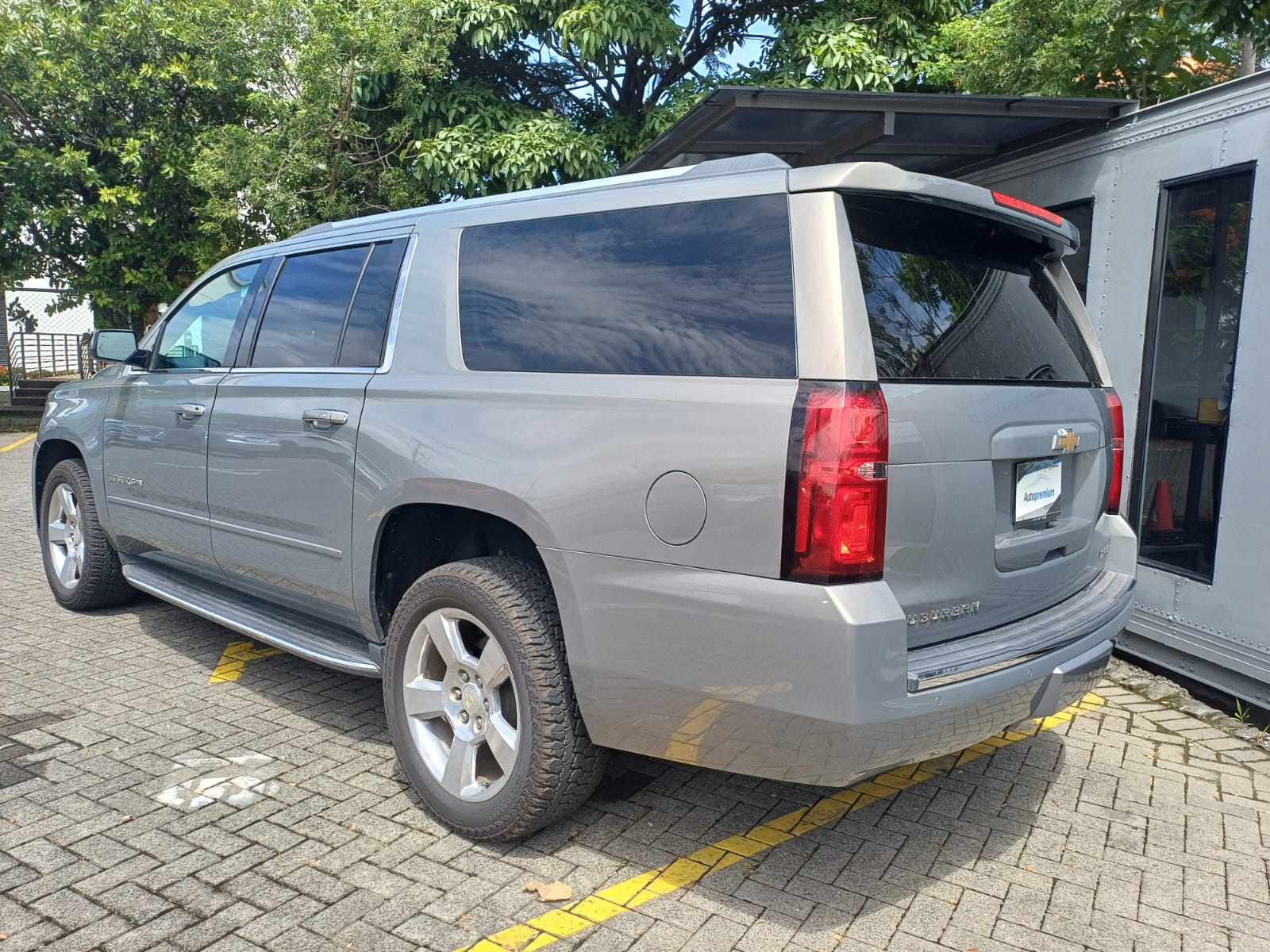 CHEVROLET SUBURBAN