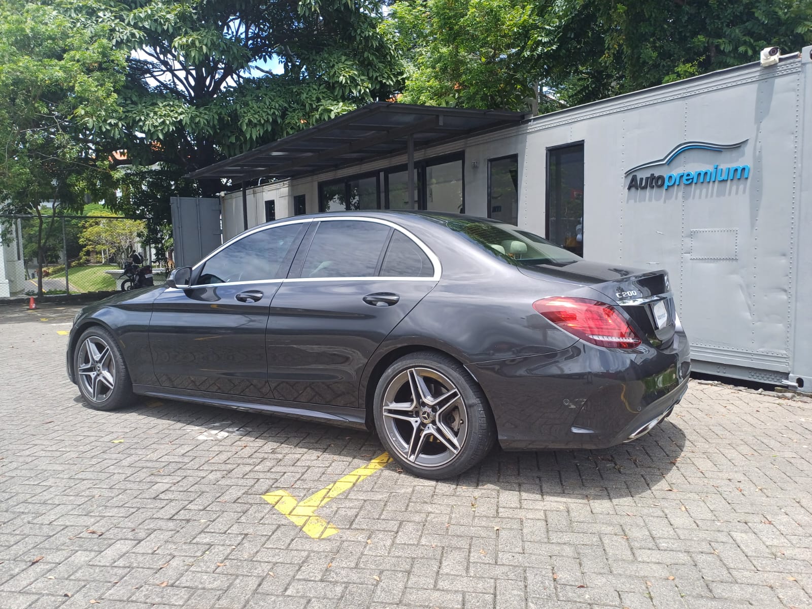 MERCEDES BENZ C200 AMG