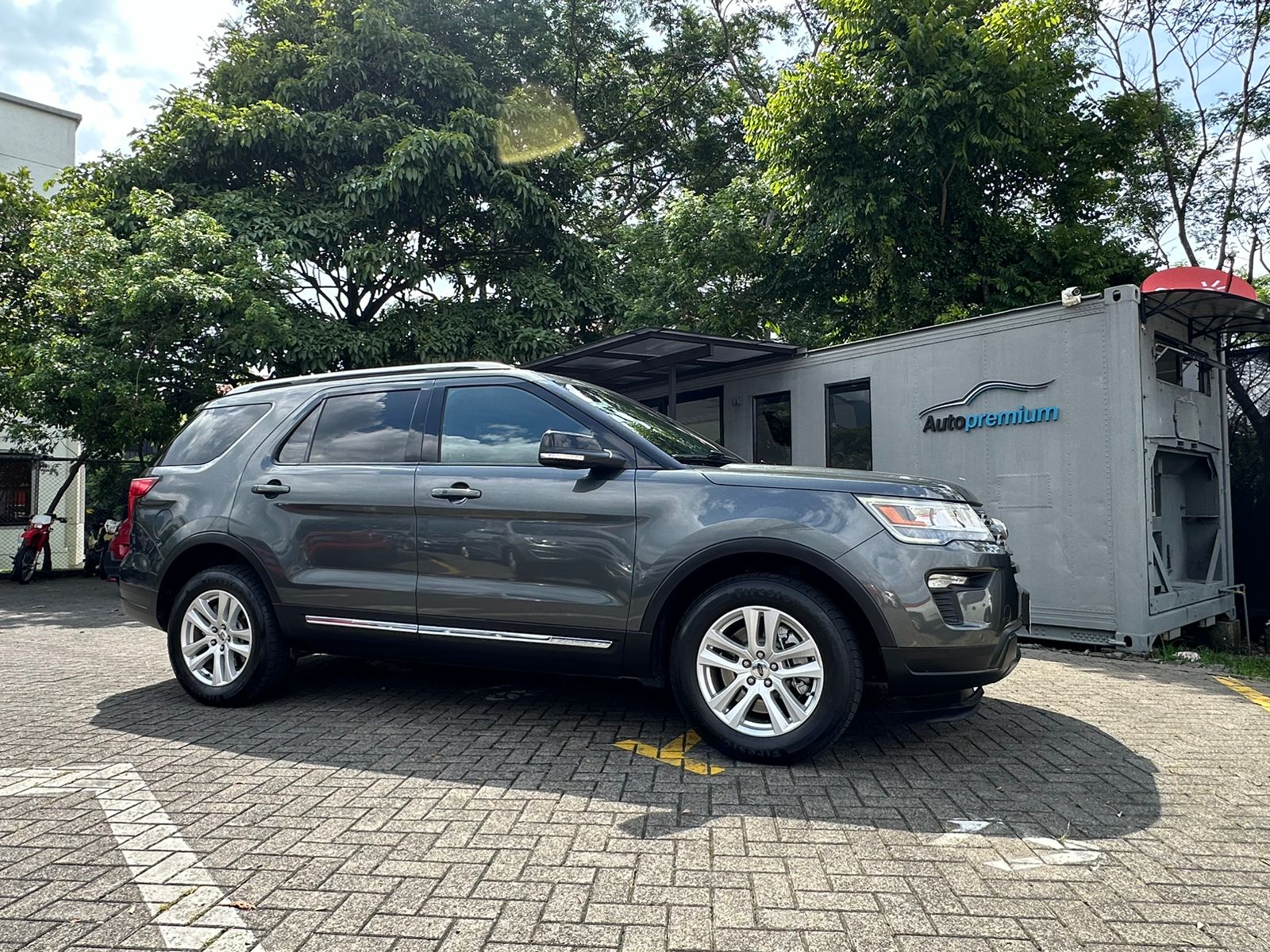 FORD EXPLORER XLT