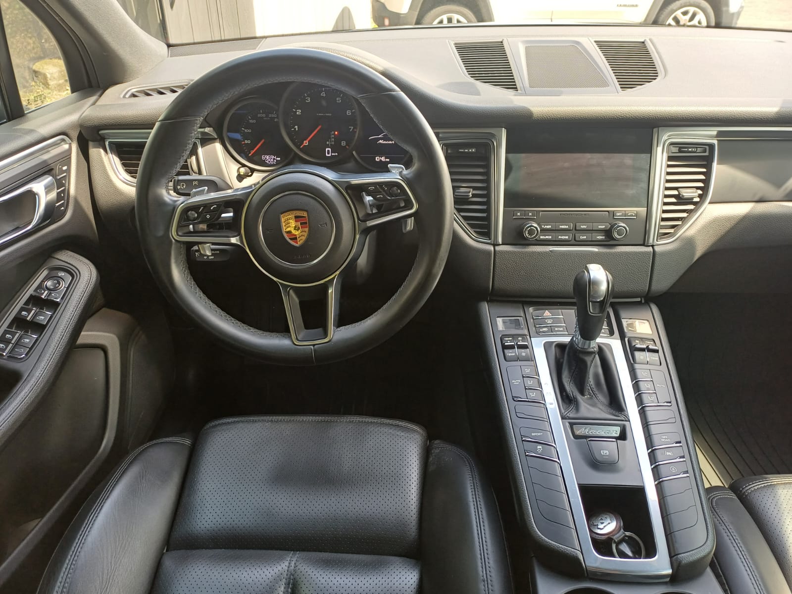 PORSCHE MACAN