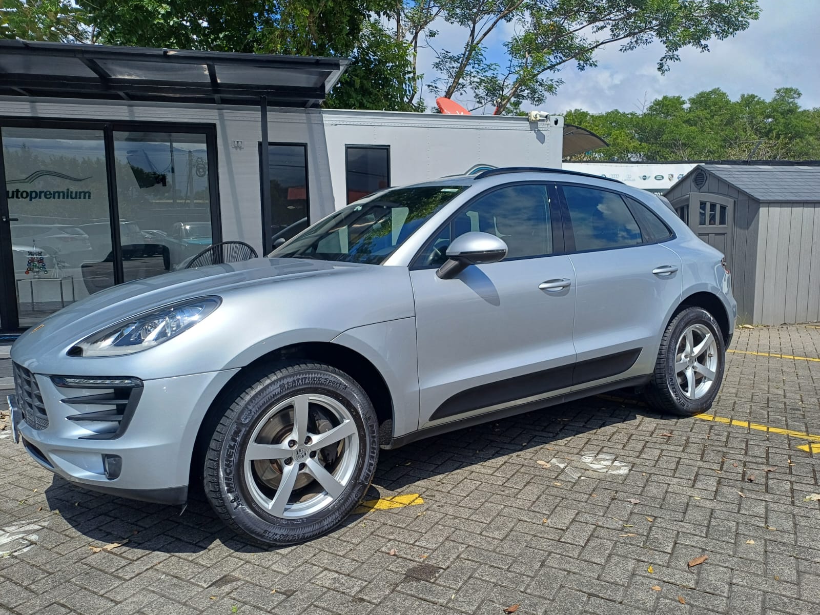 PORSCHE MACAN