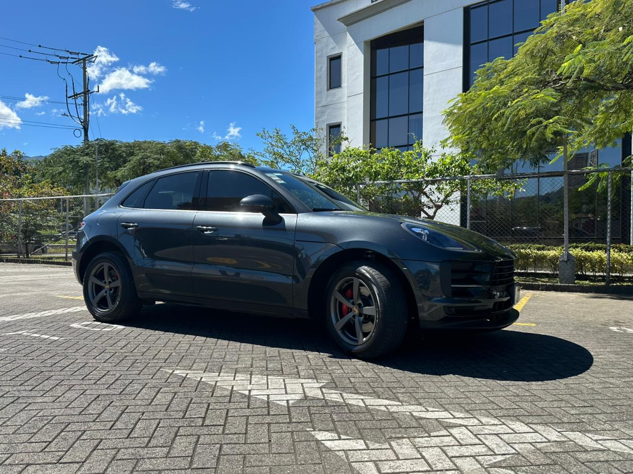 PORSCHE MACAN