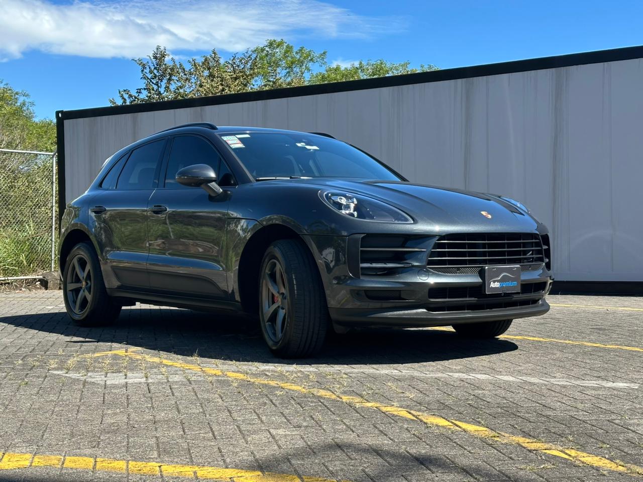 PORSCHE MACAN