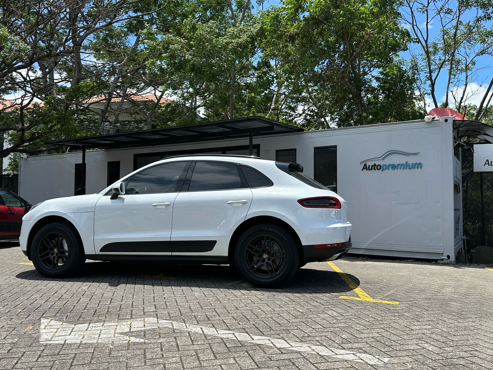 PORSCHE MACAN