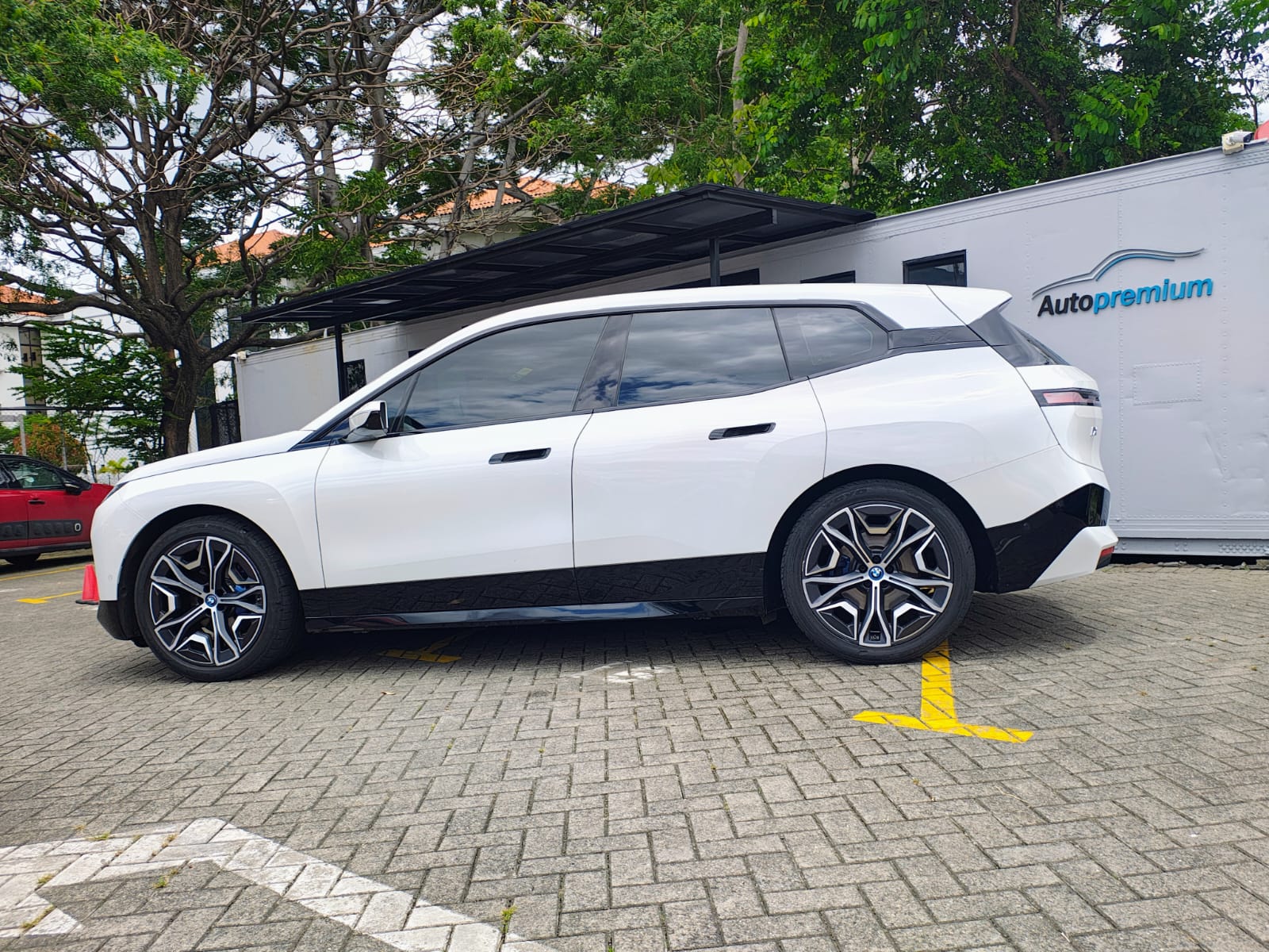 BMW iX