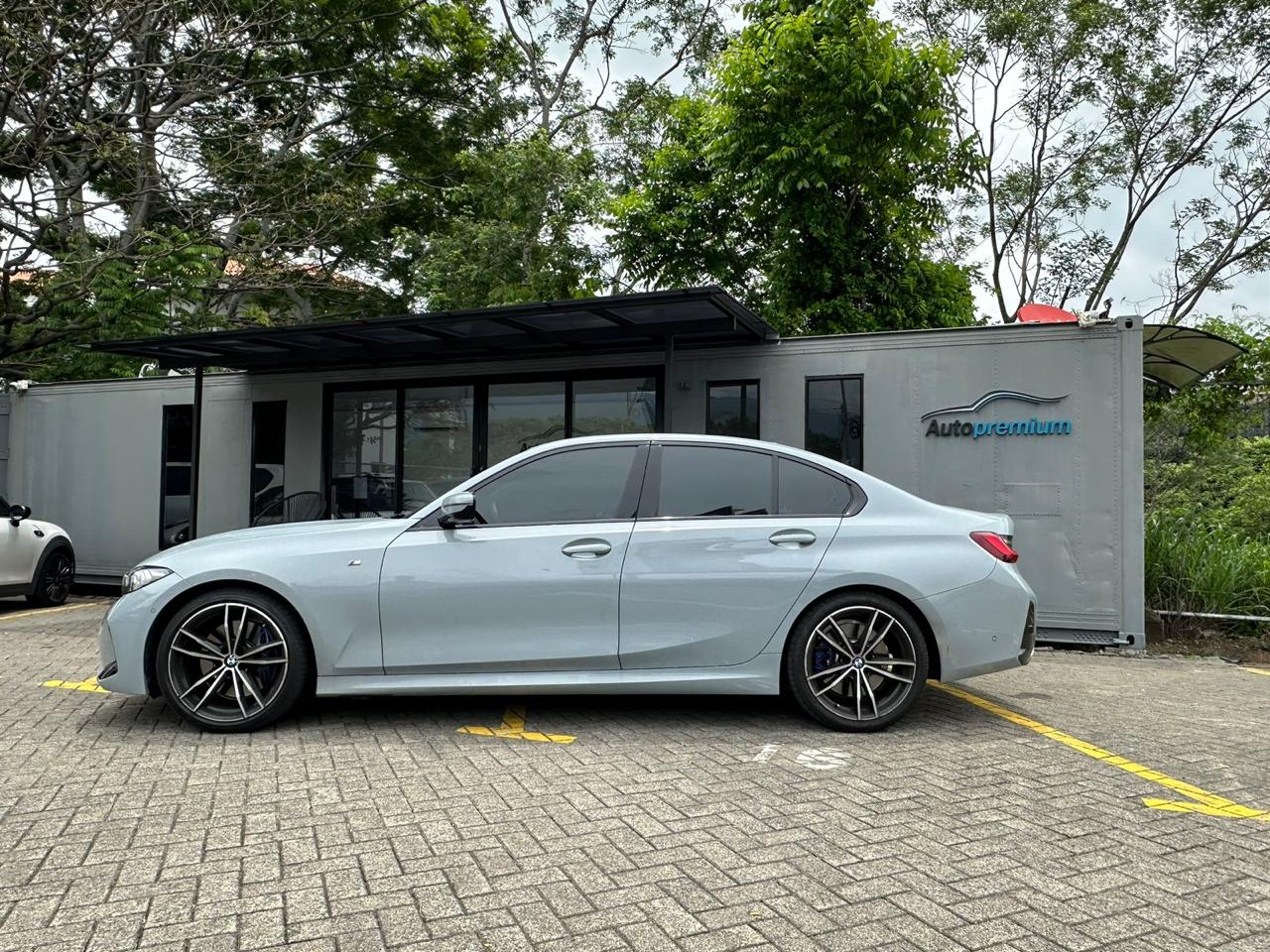 BMW 330i PAQ M
