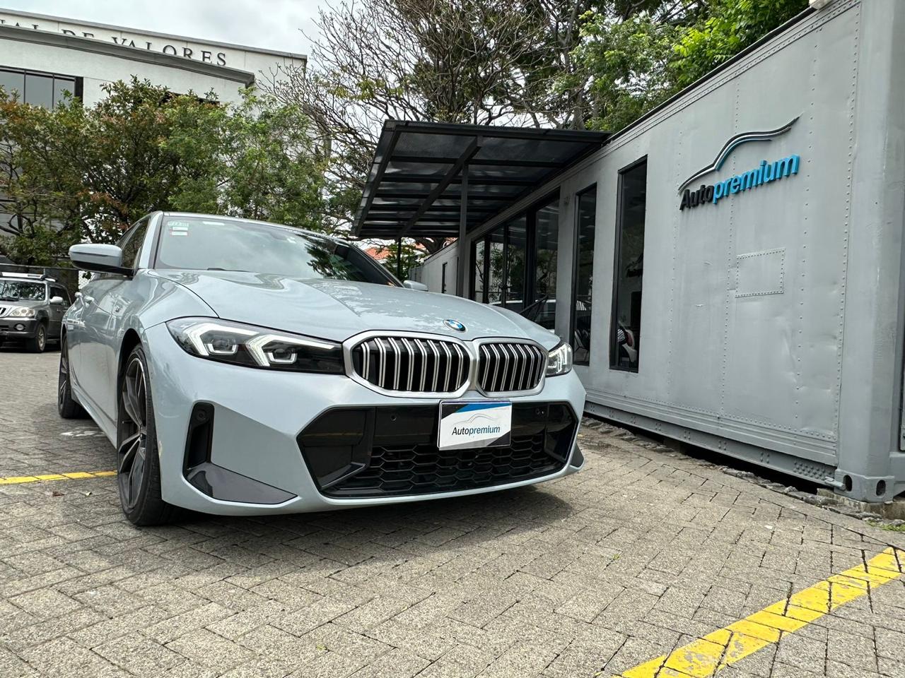 BMW 330i PAQ M