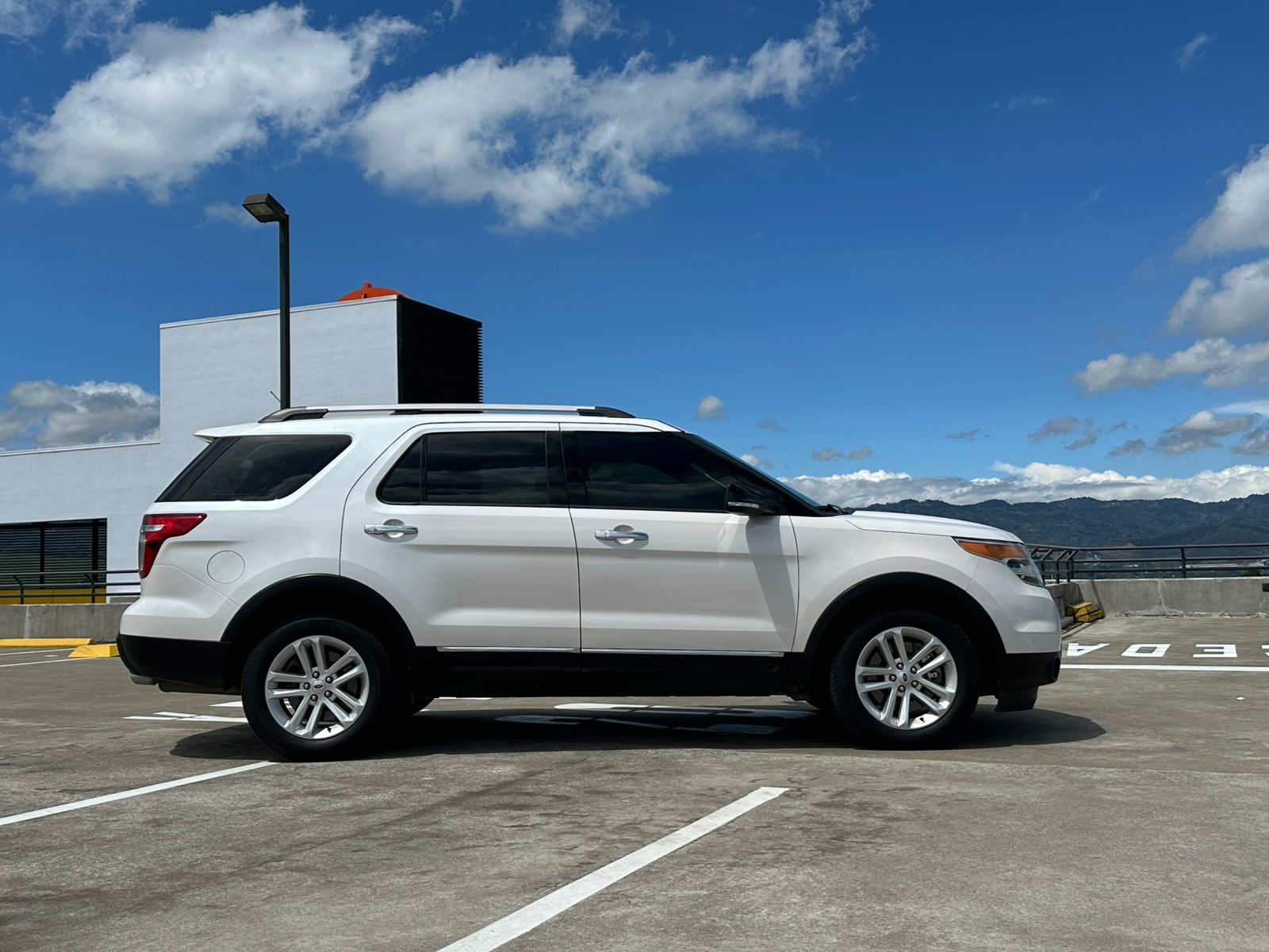 FORD EXPLORER XLT