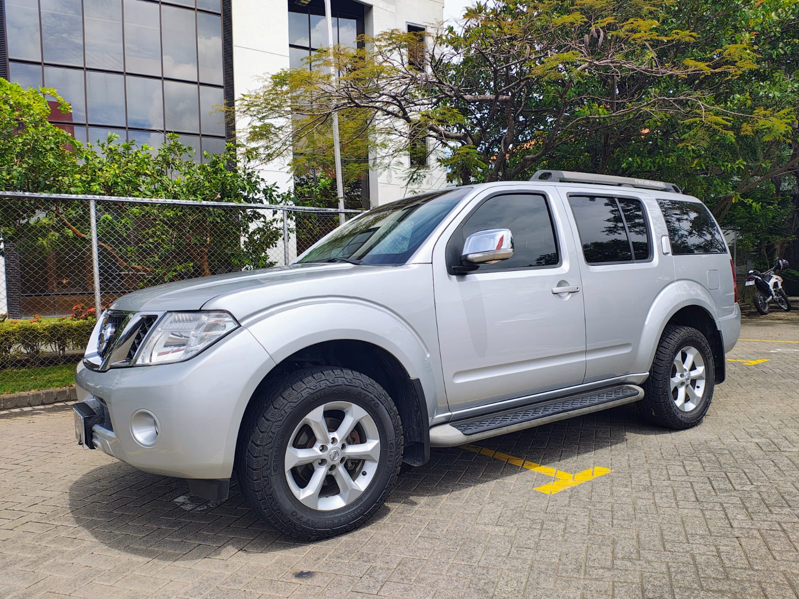 NISSAN PATHFINDER SE