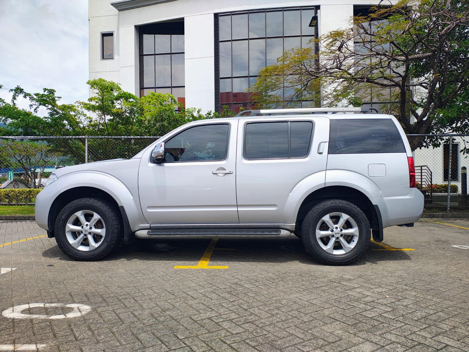 NISSAN PATHFINDER SE