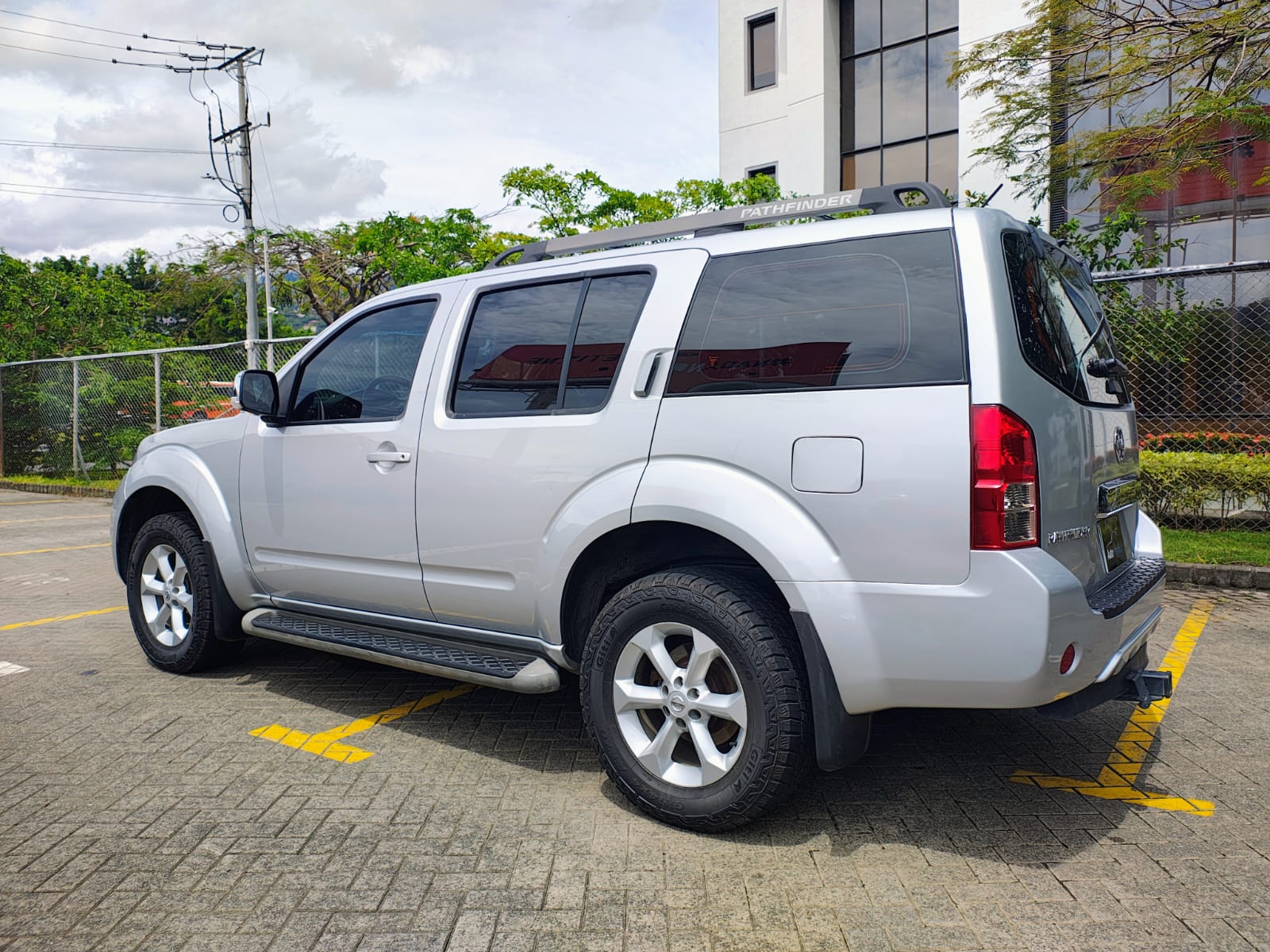 NISSAN PATHFINDER SE