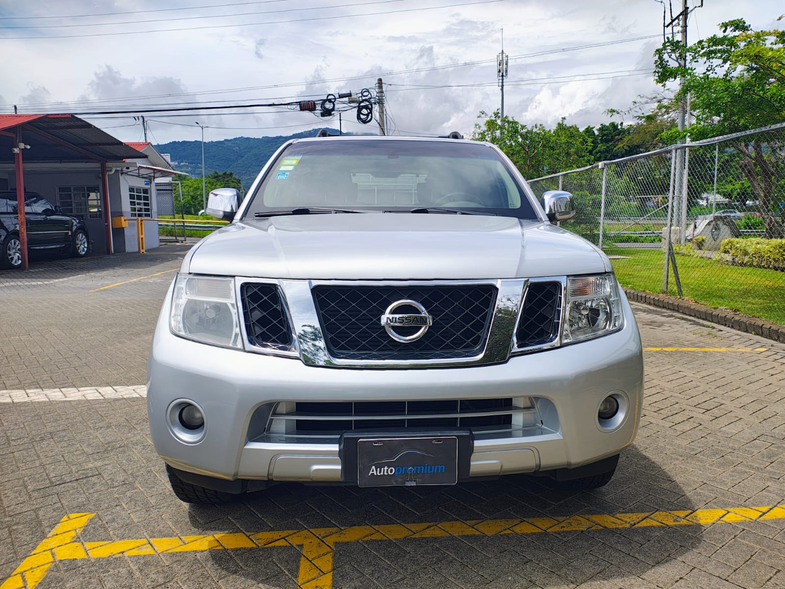 NISSAN PATHFINDER SE