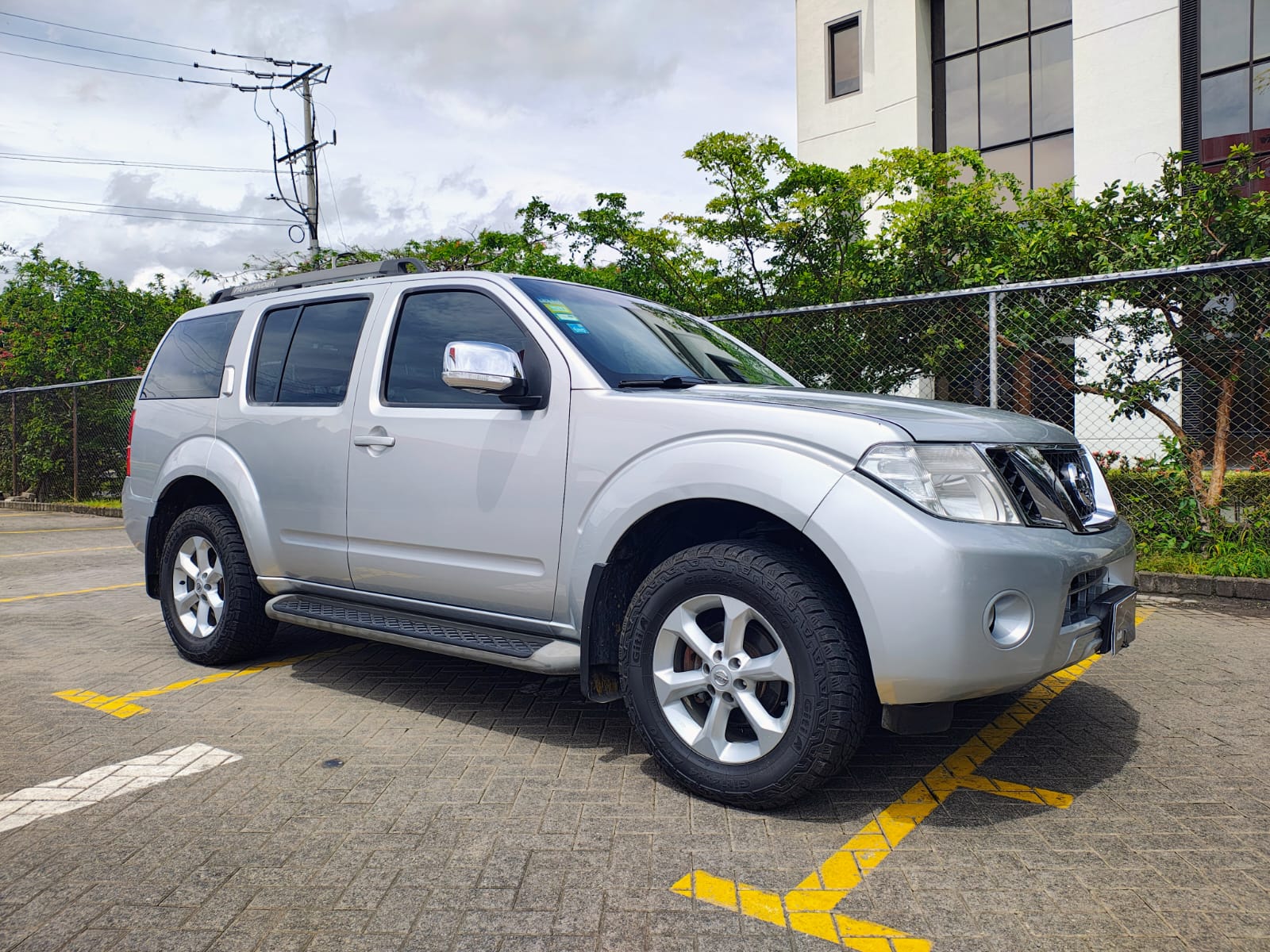 NISSAN PATHFINDER SE