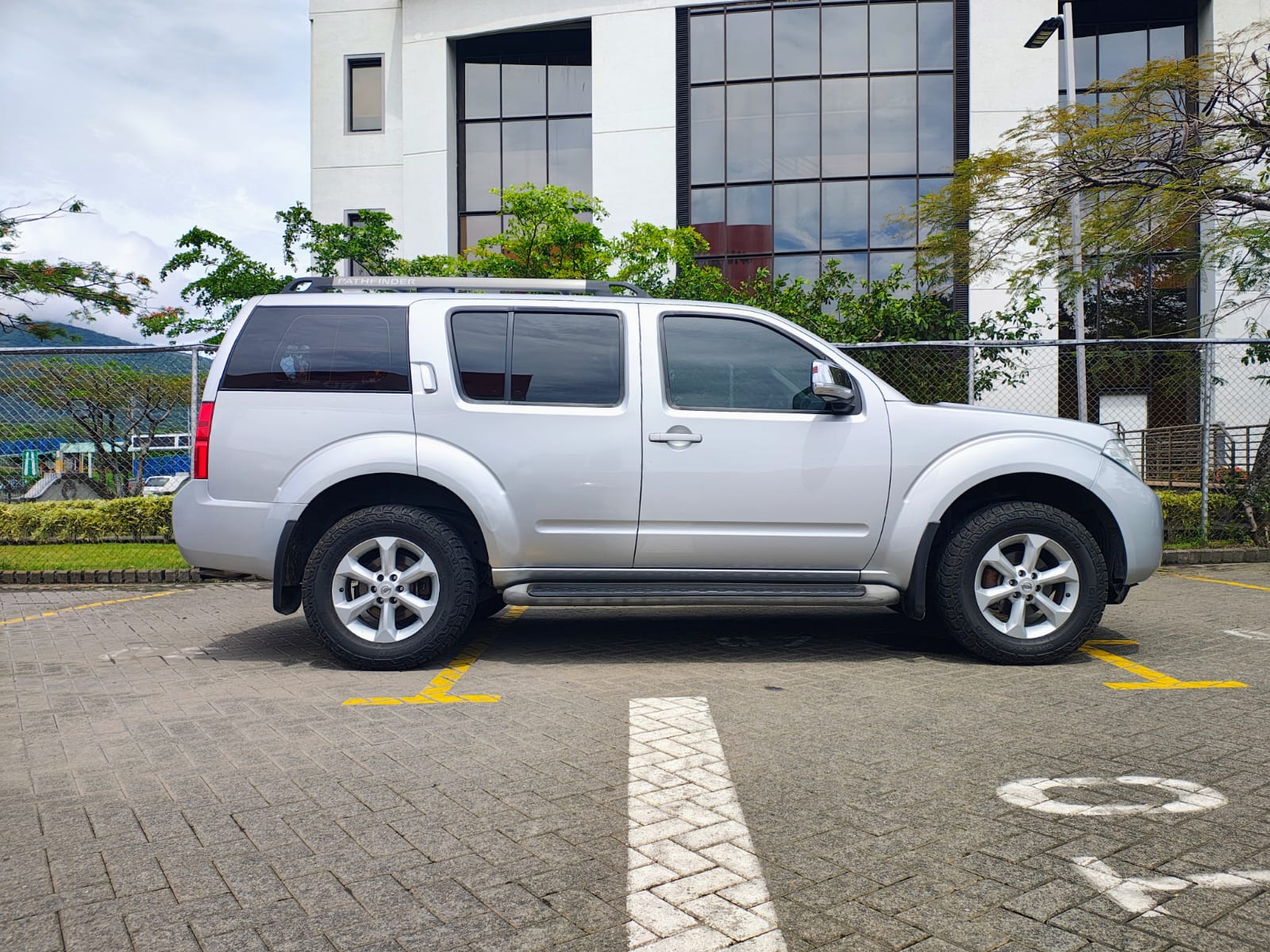 NISSAN PATHFINDER SE