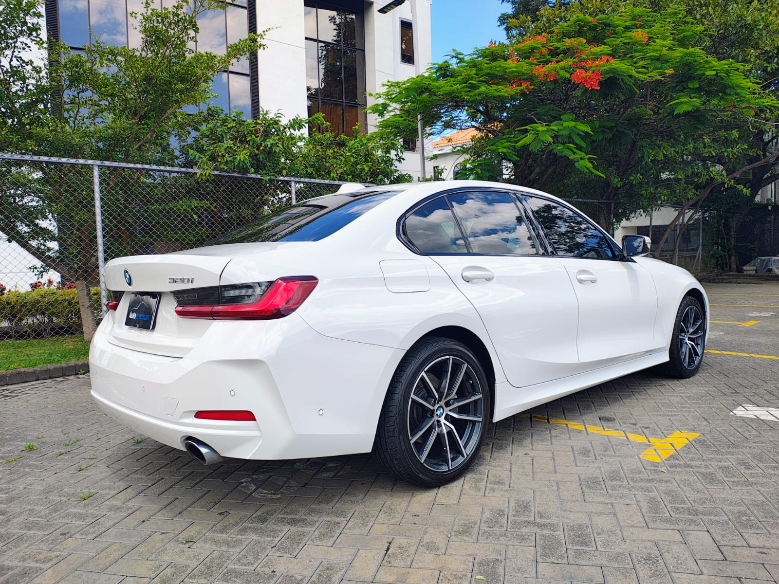 BMW 320i