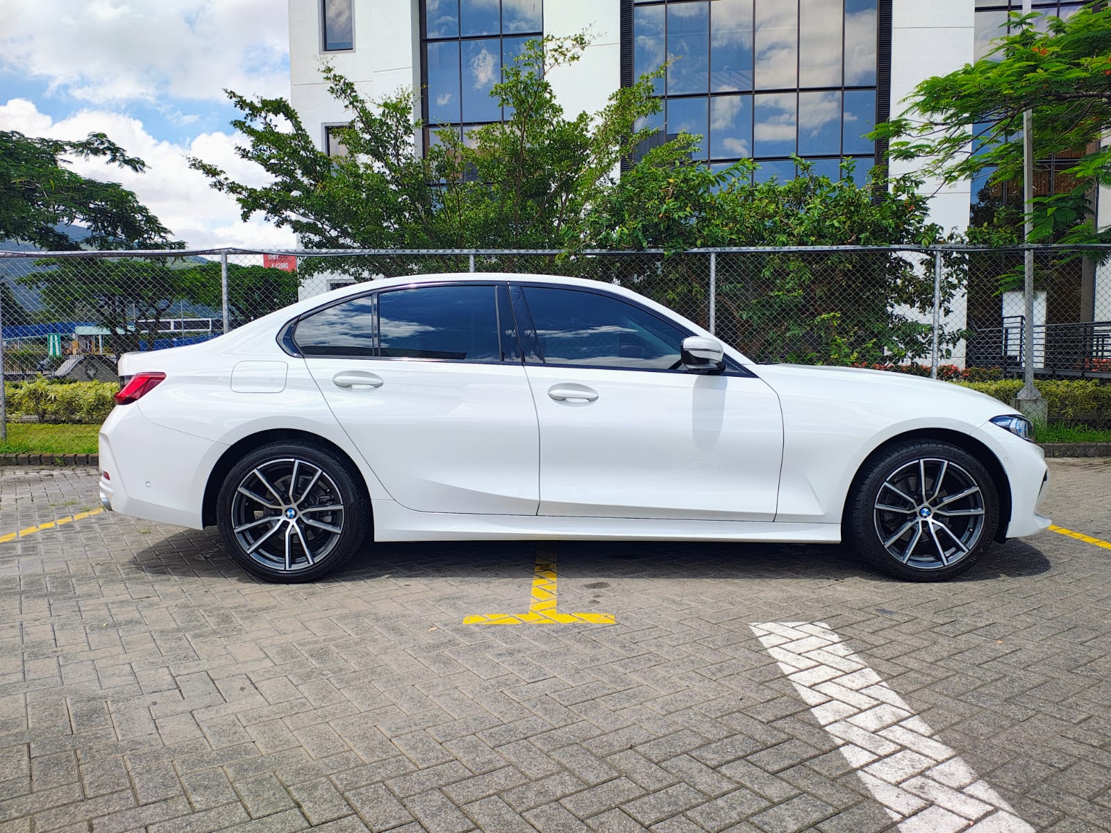 BMW 320i
