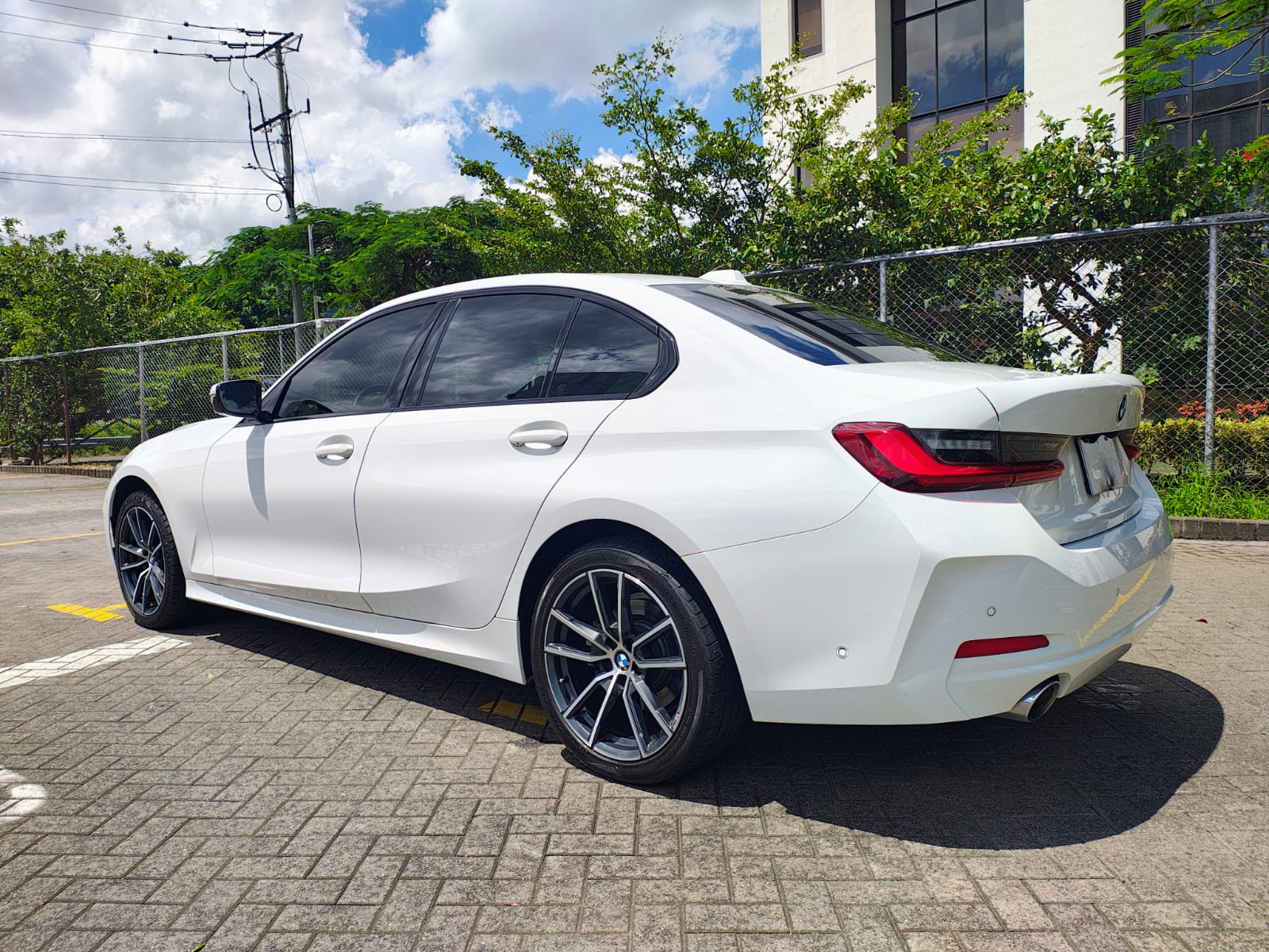 BMW 320i