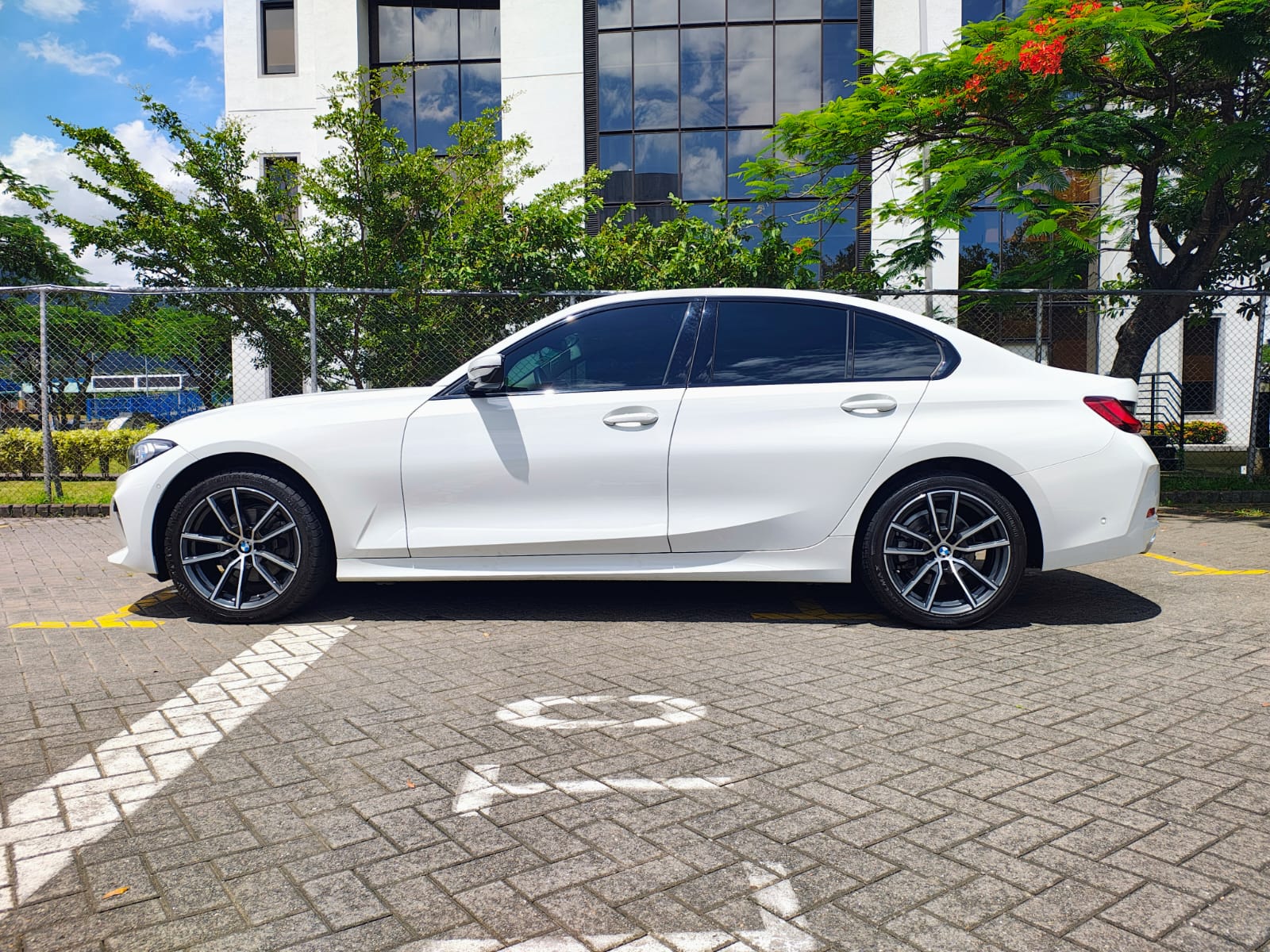 BMW 320i
