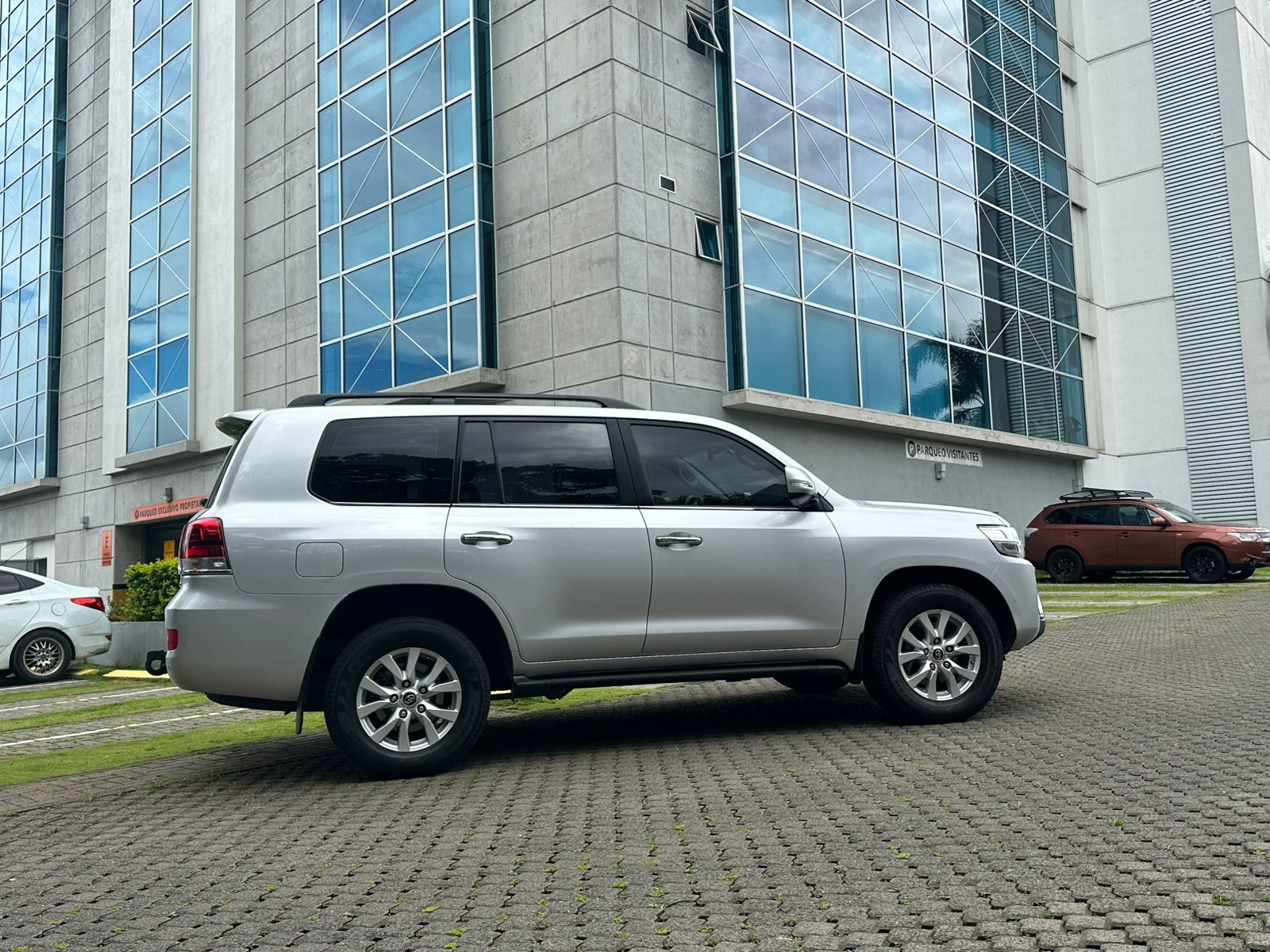 TOYOTA LAND CRUISER VX