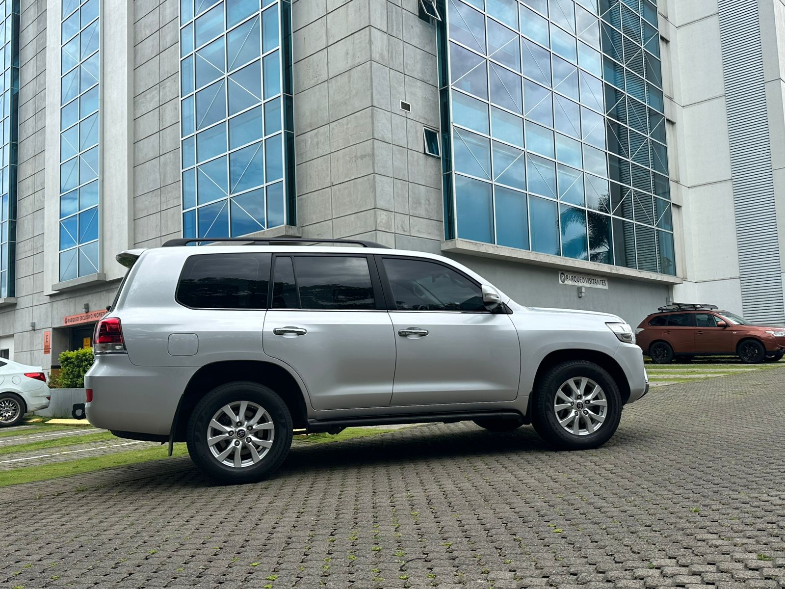 TOYOTA LAND CRUISER VX