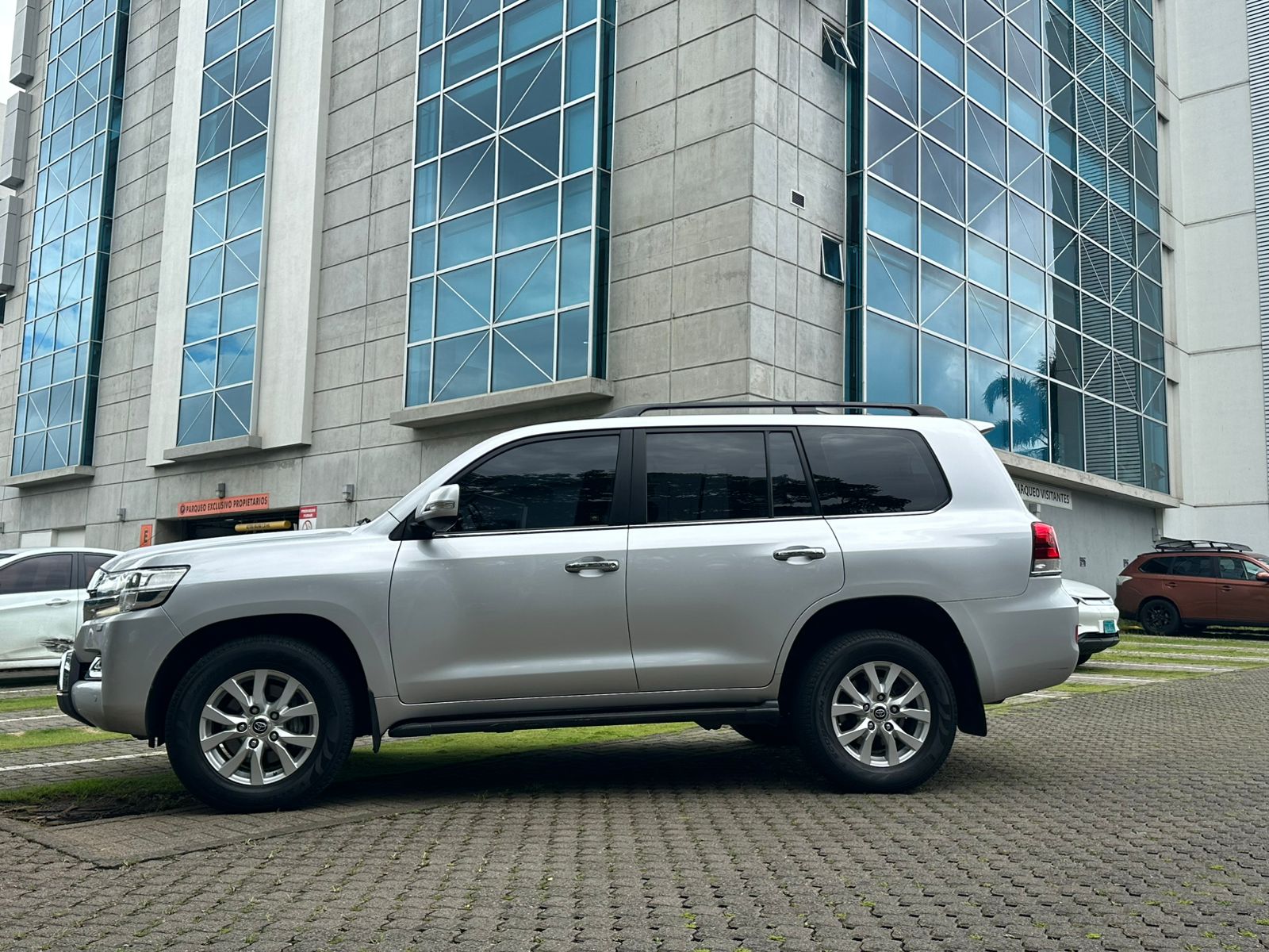 TOYOTA LAND CRUISER VX