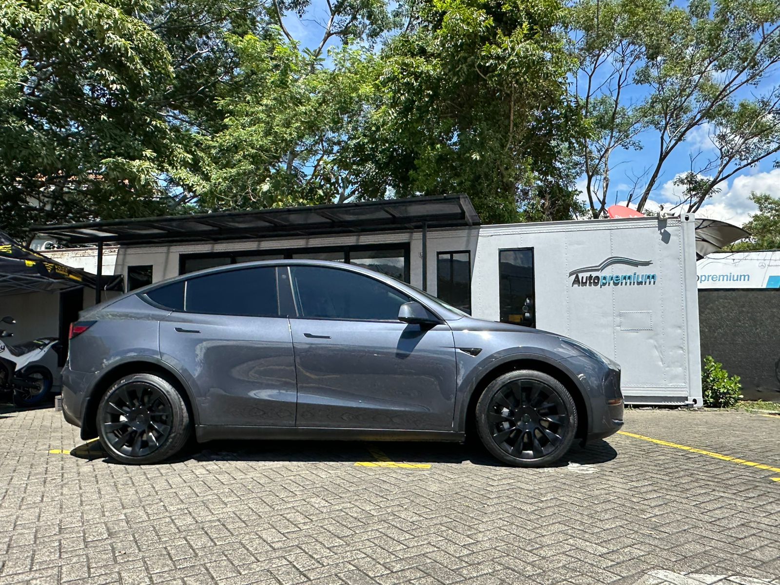 TESLA MODEL Y