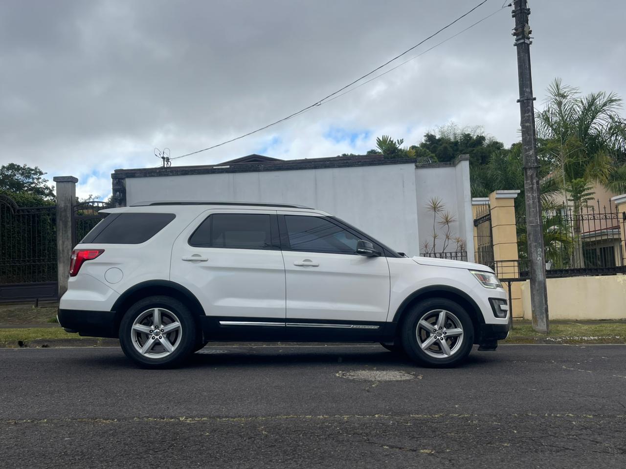 FORD EXPLORER XLT