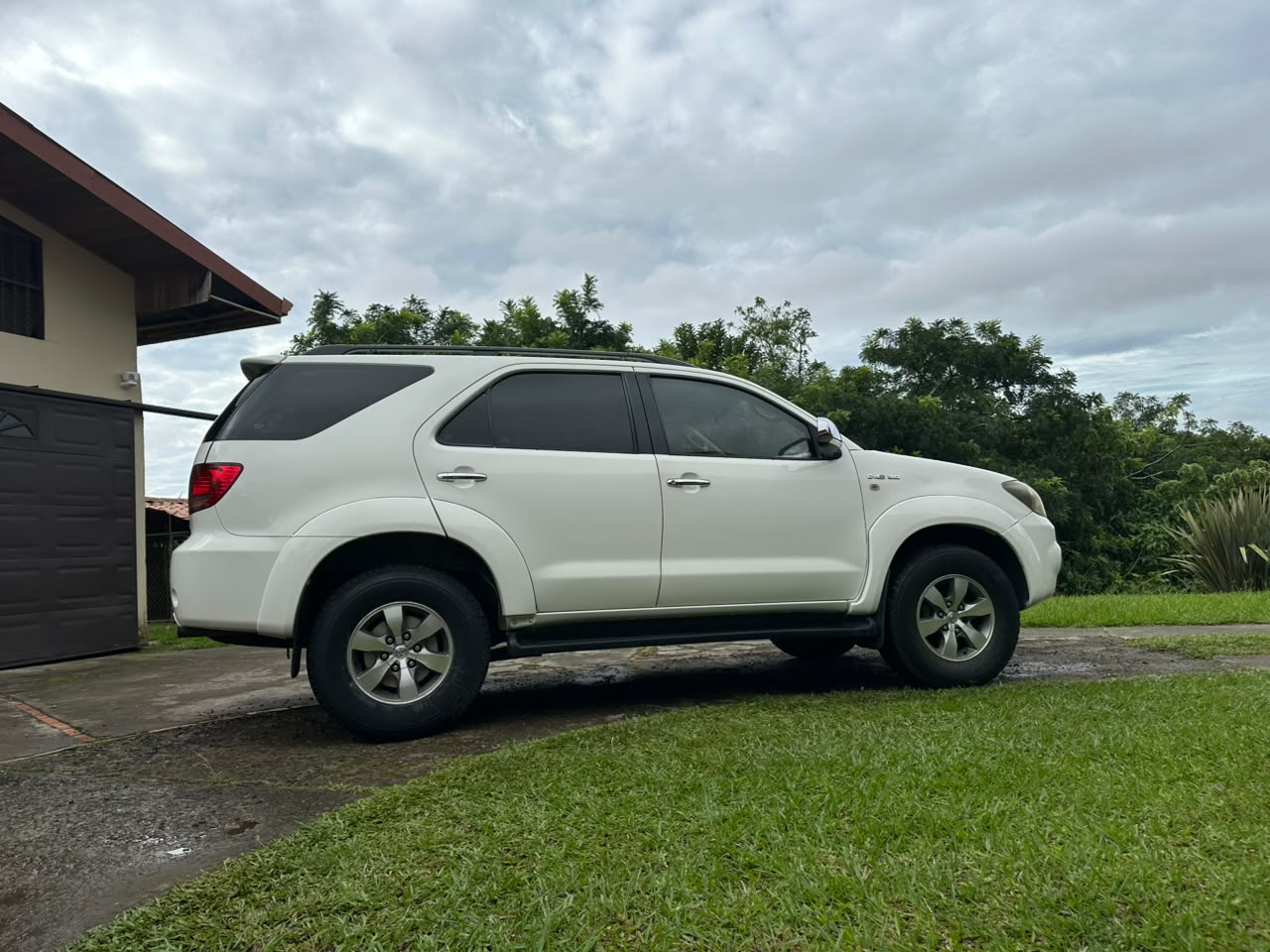 TOYOTA FORTUNER SRV