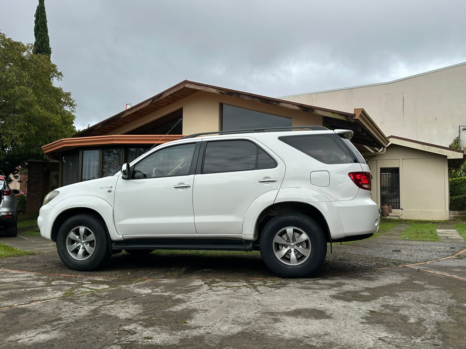 TOYOTA FORTUNER SRV