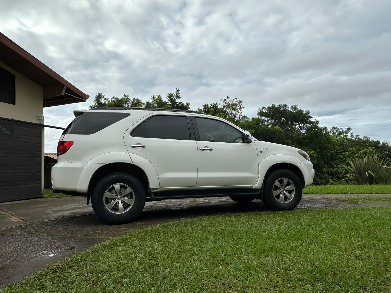 TOYOTA FORTUNER SRV