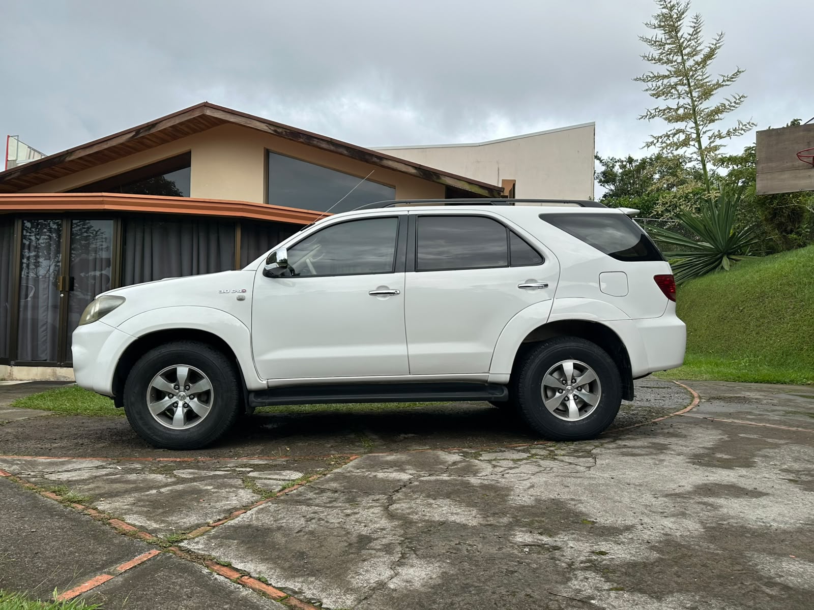 TOYOTA FORTUNER SRV