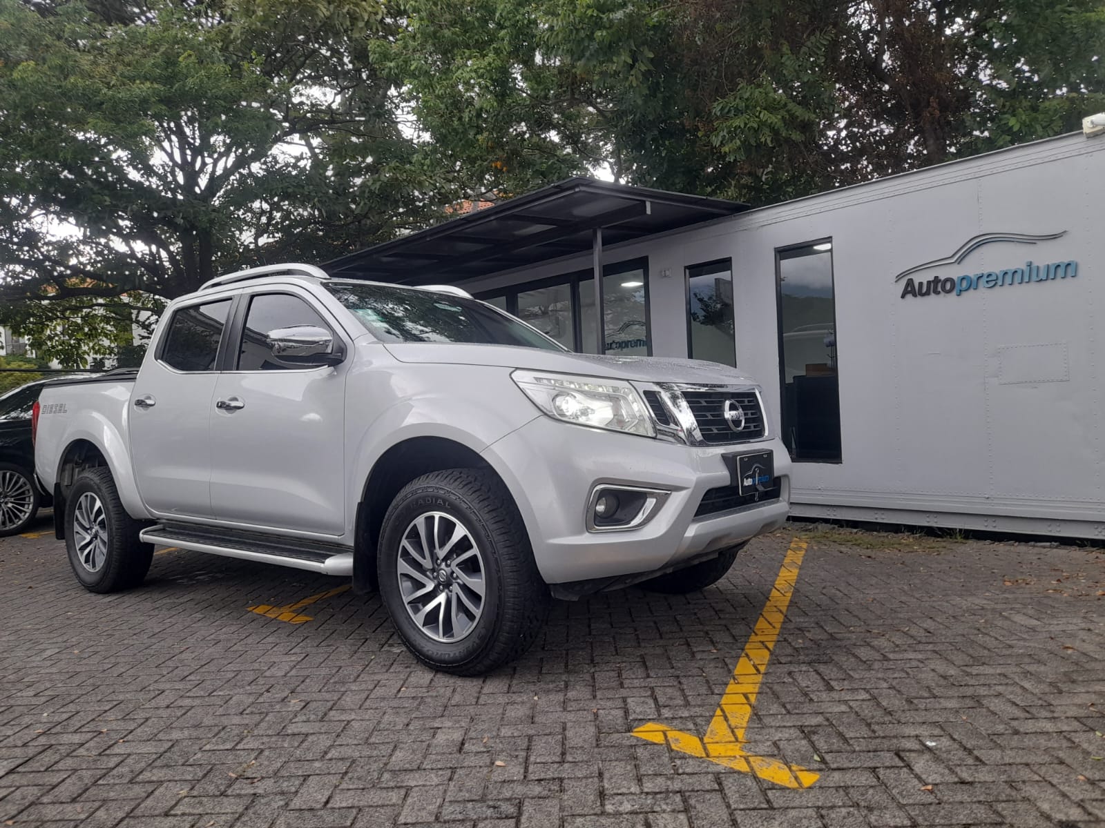 NISSAN FRONTIER LE