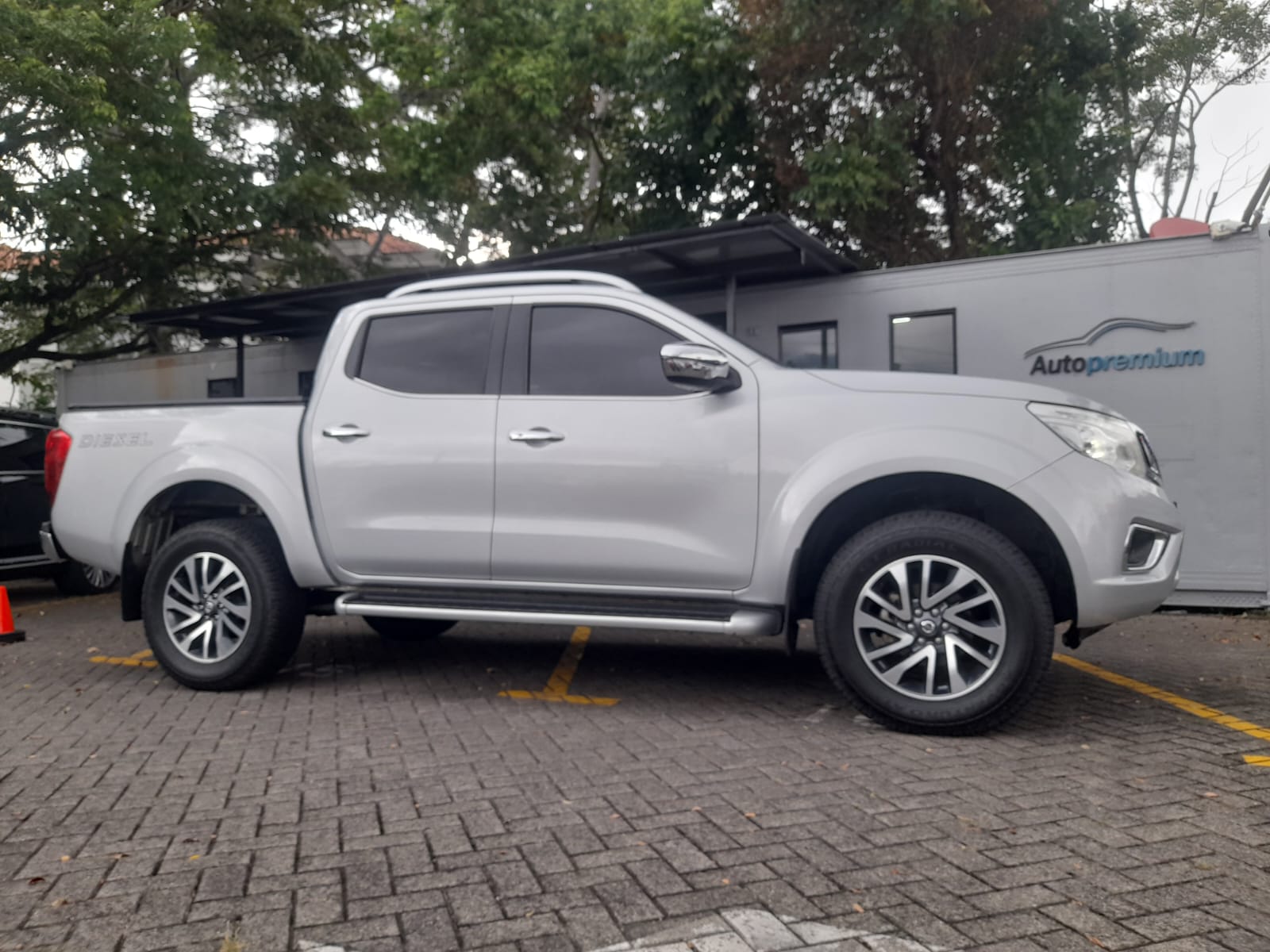 NISSAN FRONTIER LE