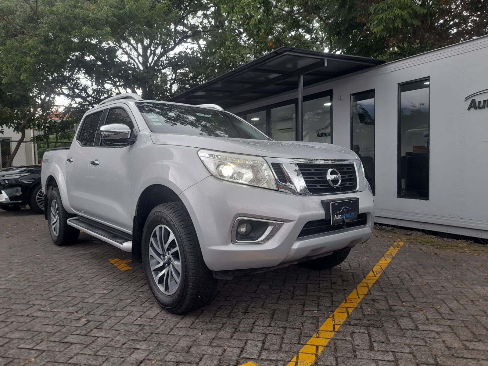 NISSAN FRONTIER LE