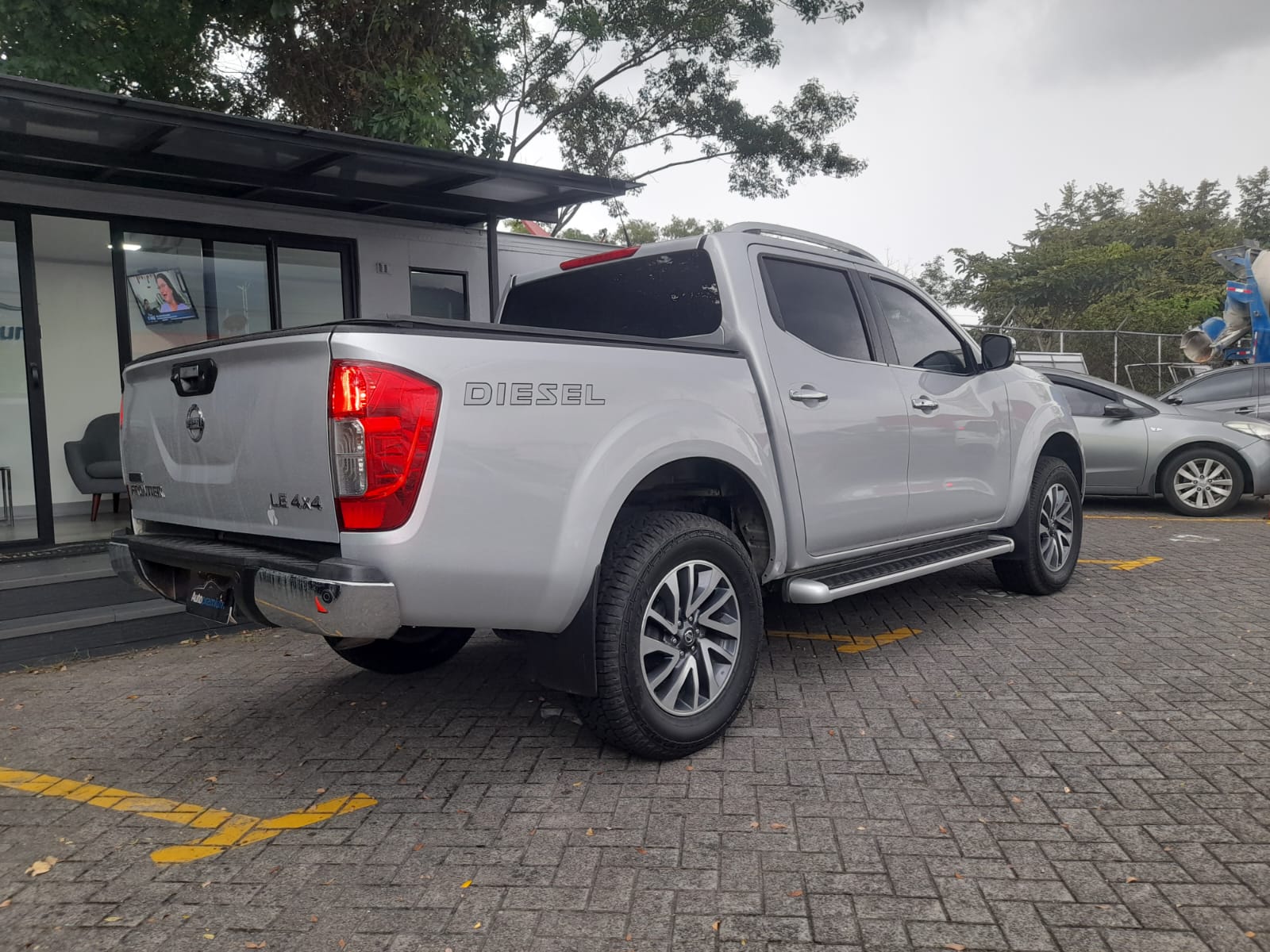 NISSAN FRONTIER LE