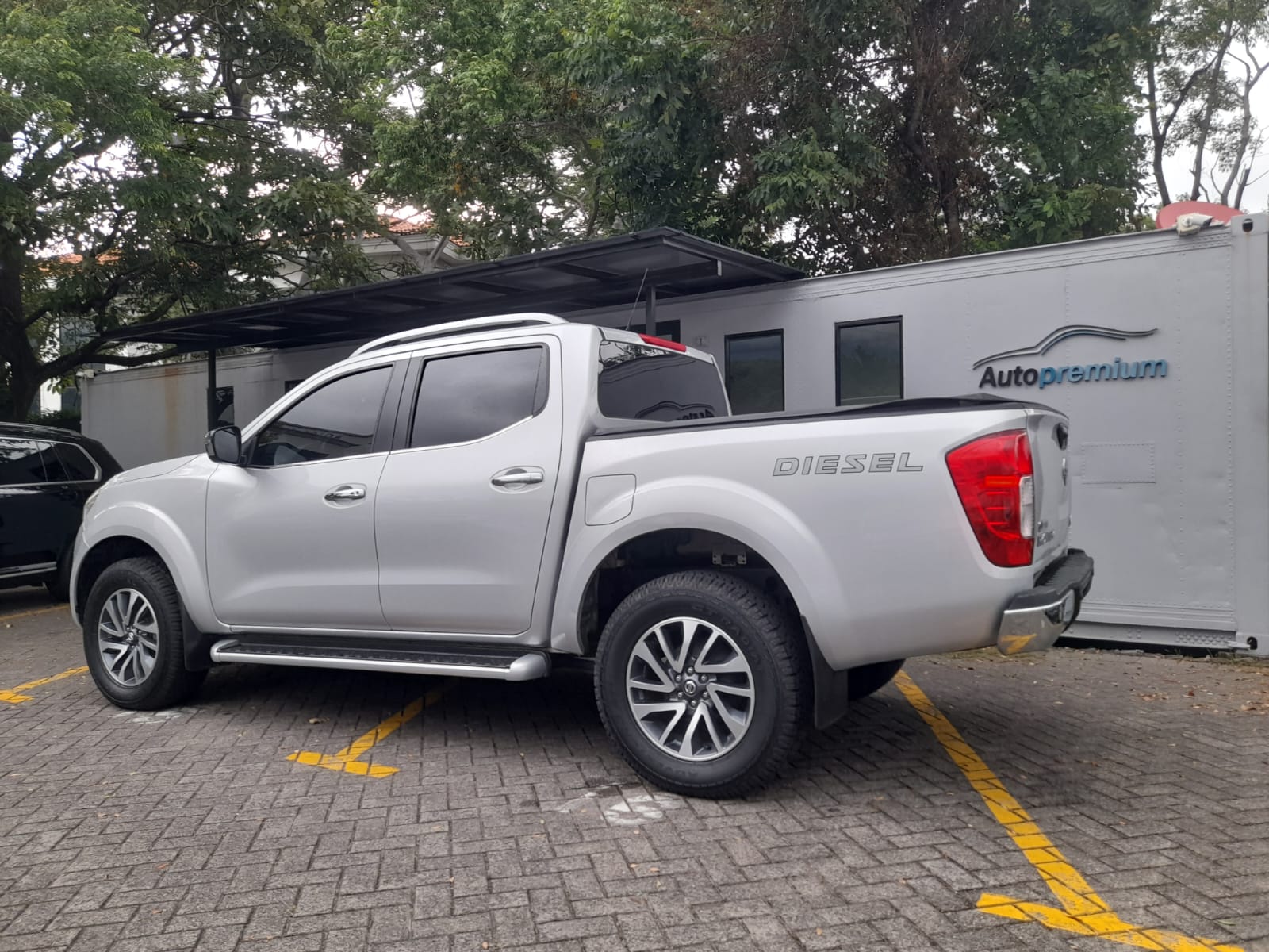 NISSAN FRONTIER LE