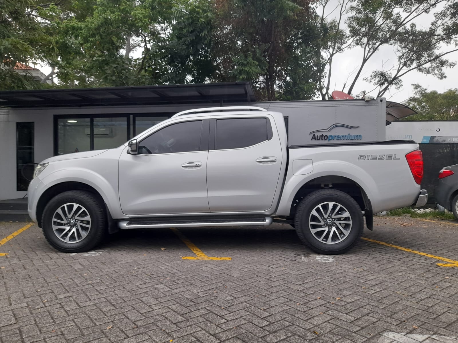 NISSAN FRONTIER LE