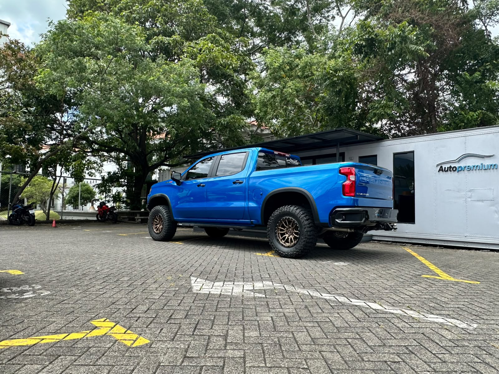 CHEVROLET SILVERADO ZR2