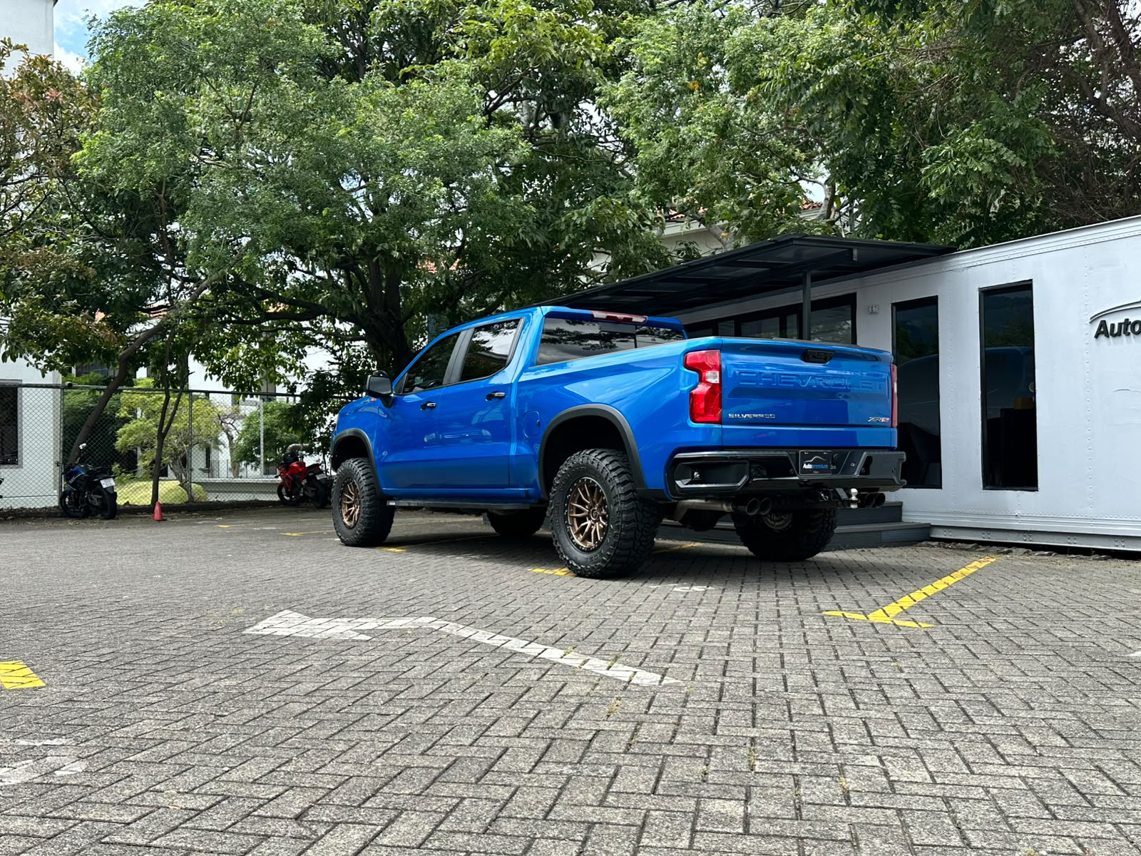 CHEVROLET SILVERADO ZR2