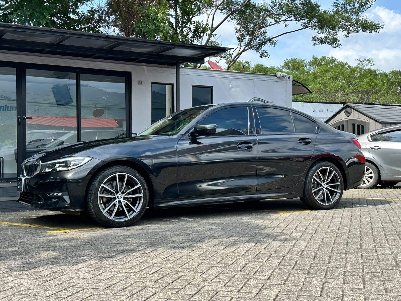 BMW 320i