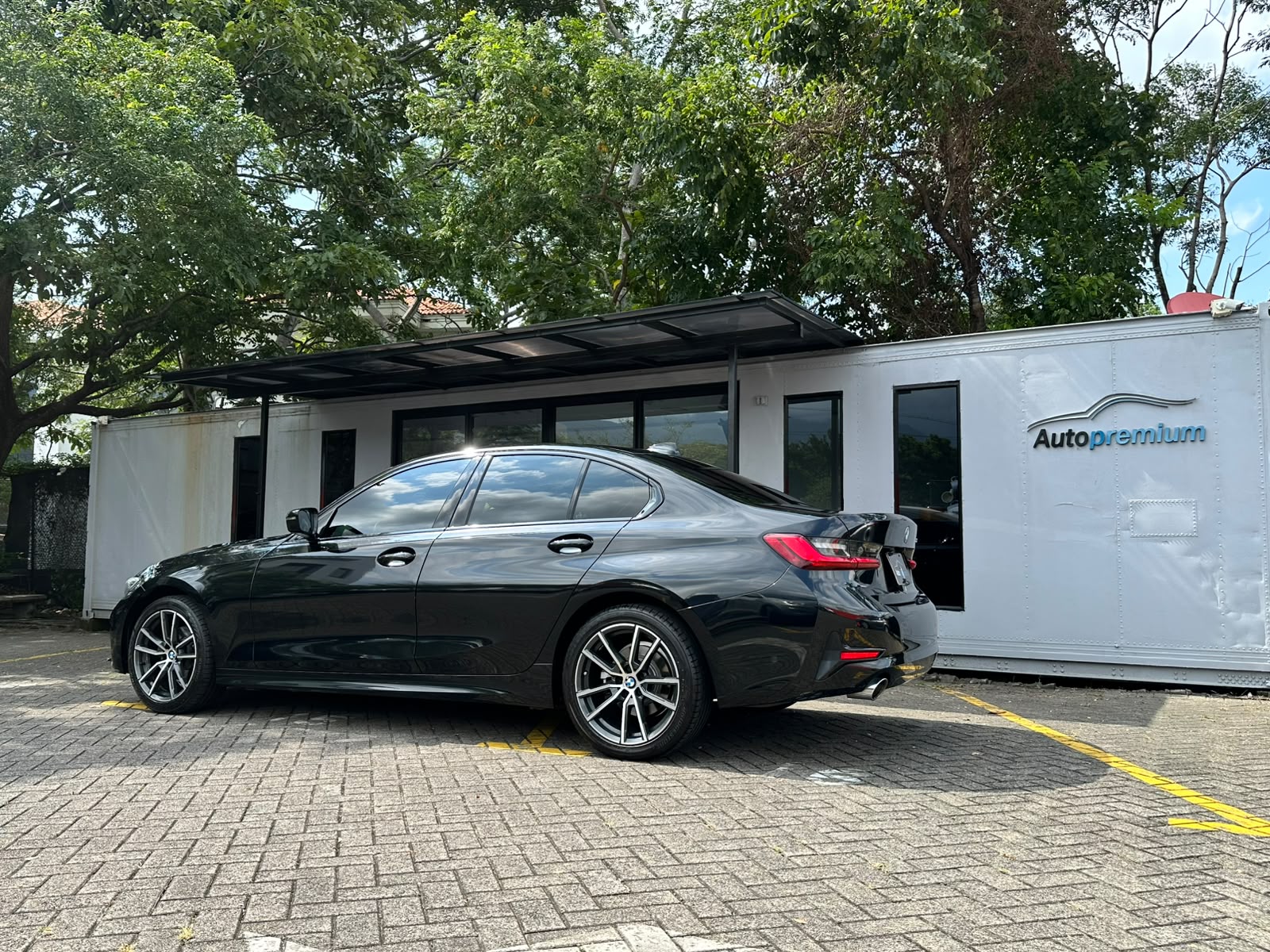 BMW 320i