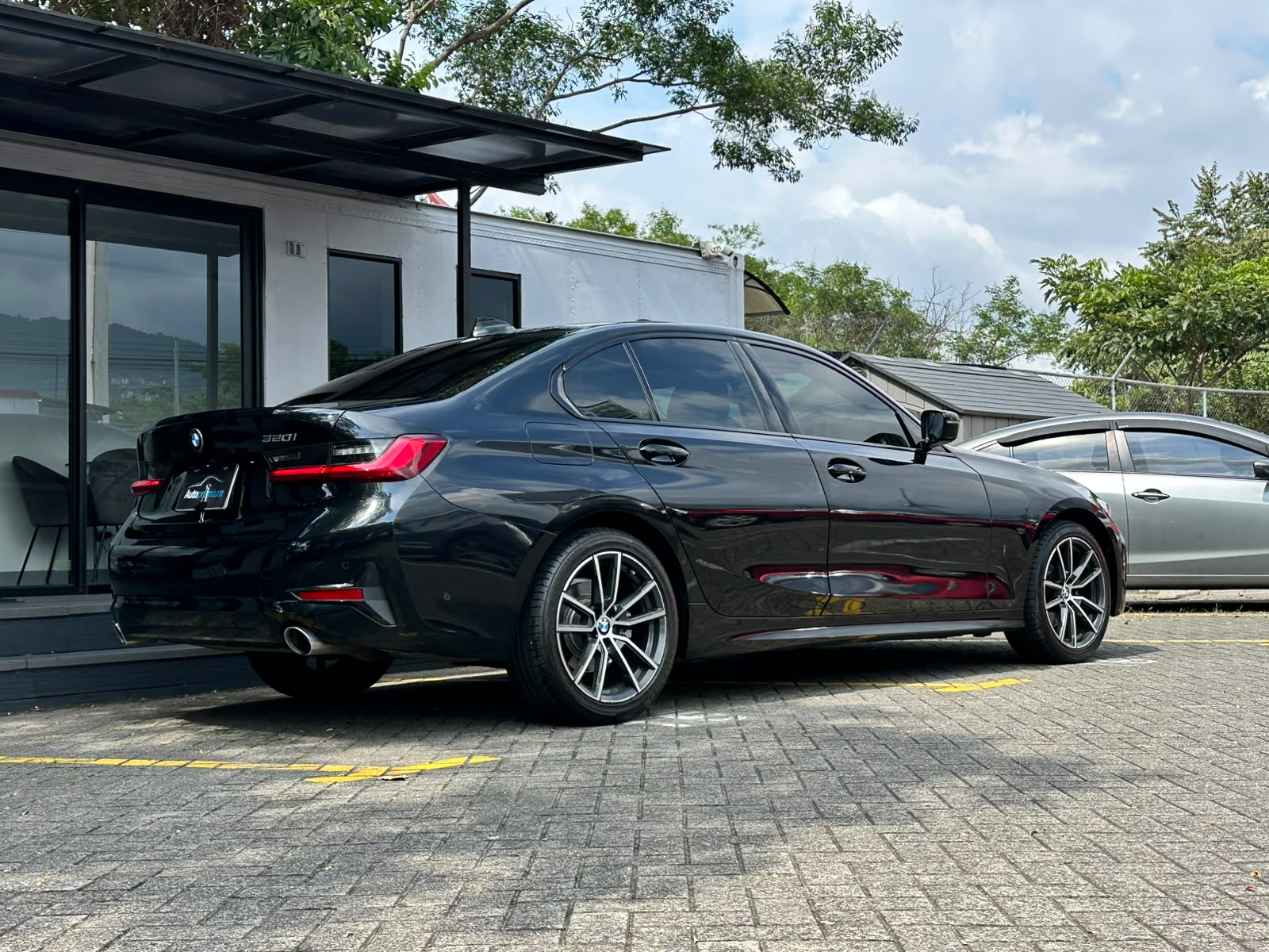 BMW 320i