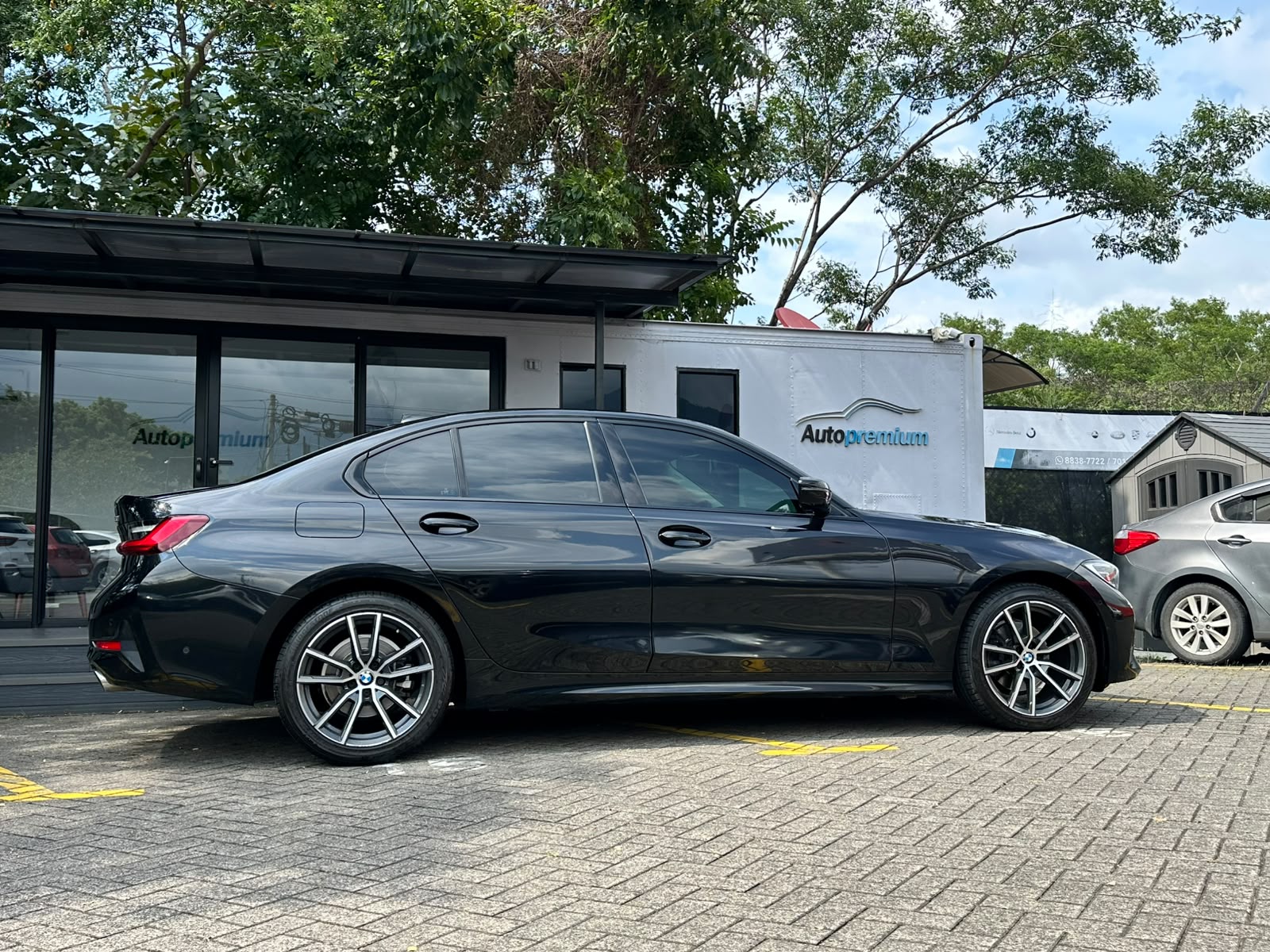 BMW 320i