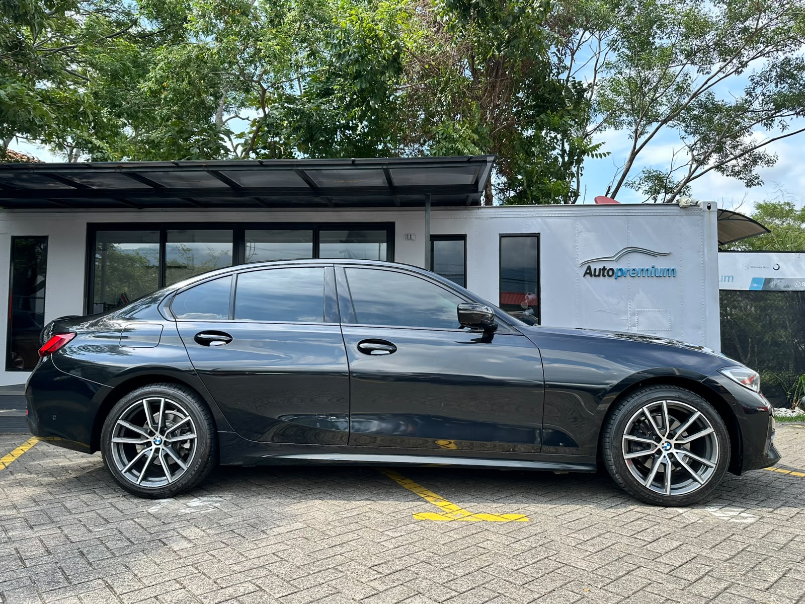 BMW 320i